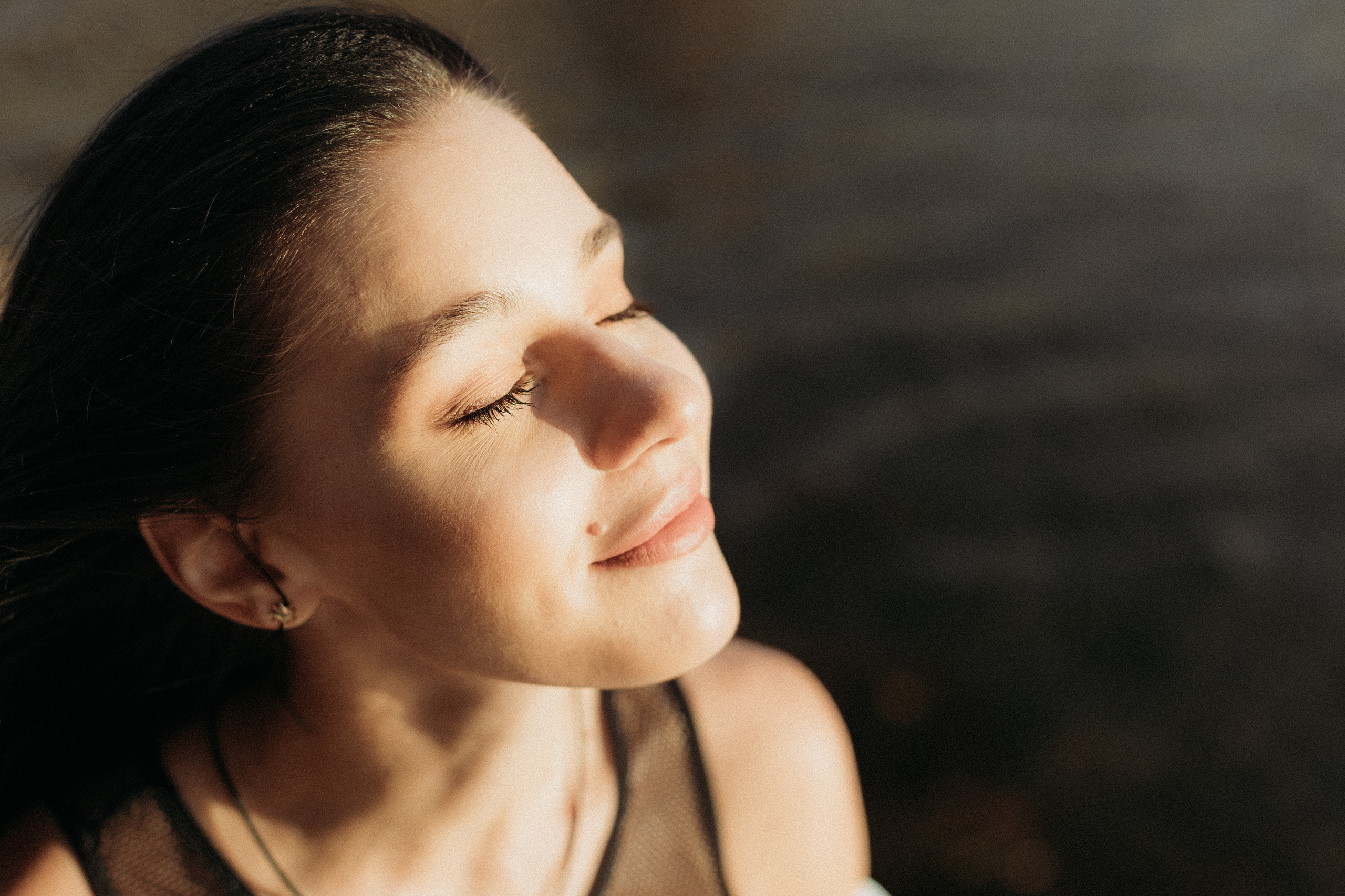 Individual photo shoot by the banks of the Garonne River in Toulouse. Eugenie Smirnova — wedding, corporate and lifestyle photographer in Toulouse and Southwest France