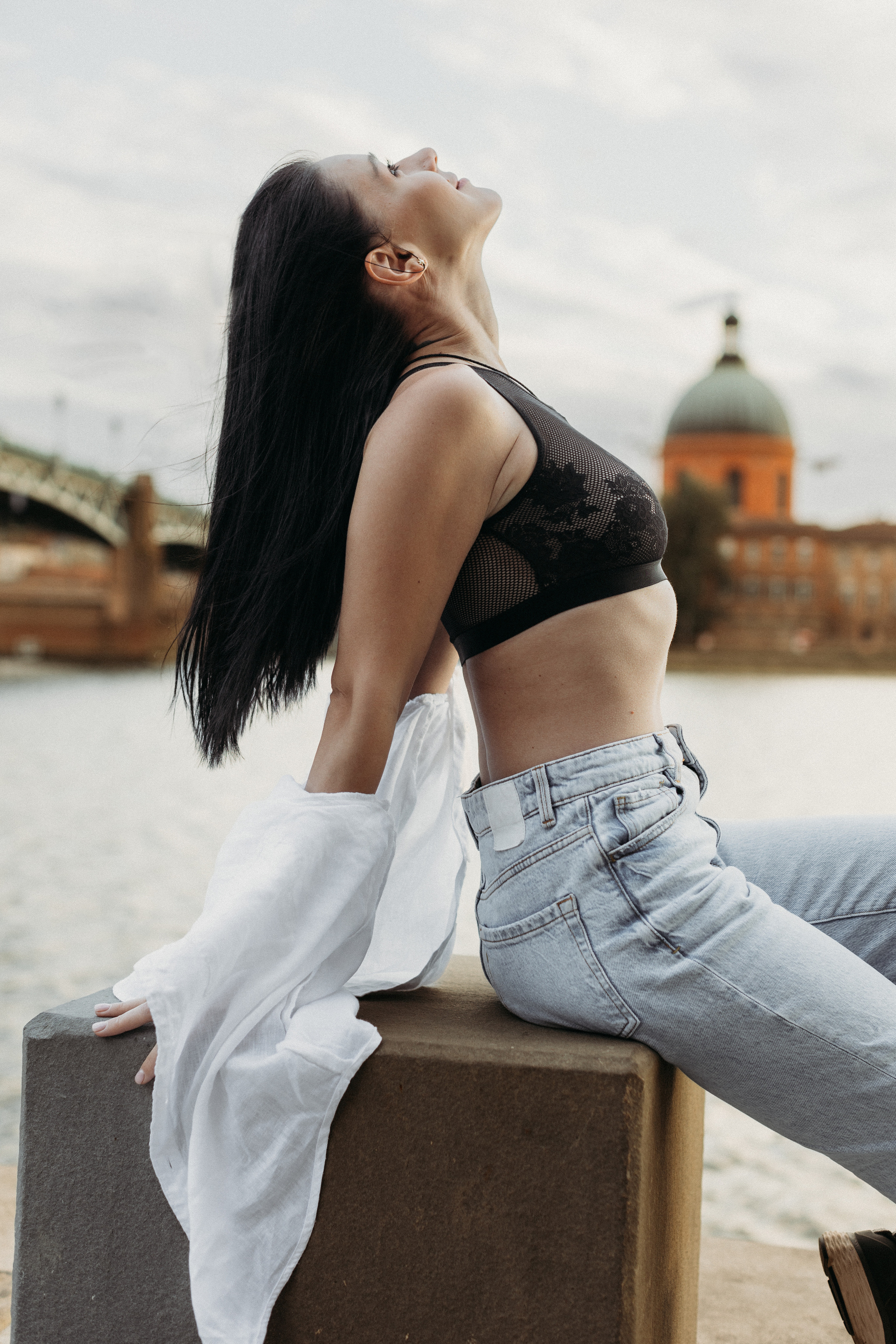 Individual photo shoot by the banks of the Garonne River in Toulouse. Eugenie Smirnova — wedding, corporate and lifestyle photographer in Toulouse and Southwest France