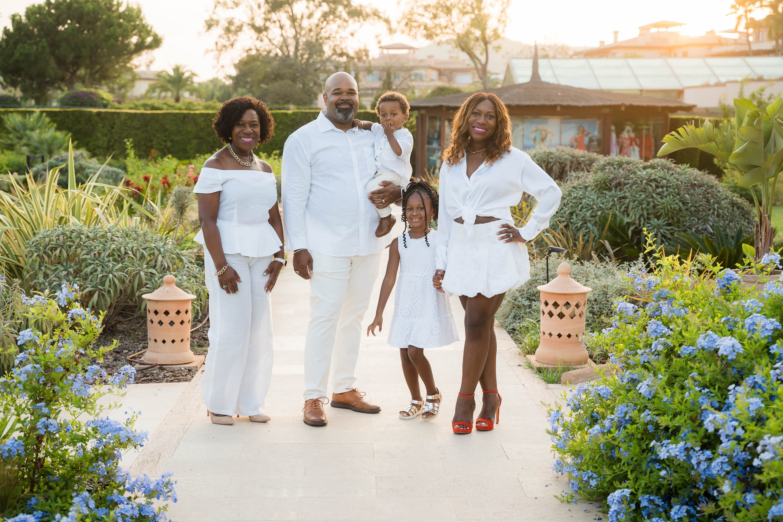 Fotografiar retratos de familia en St. Regis Mardavall en Mallorca