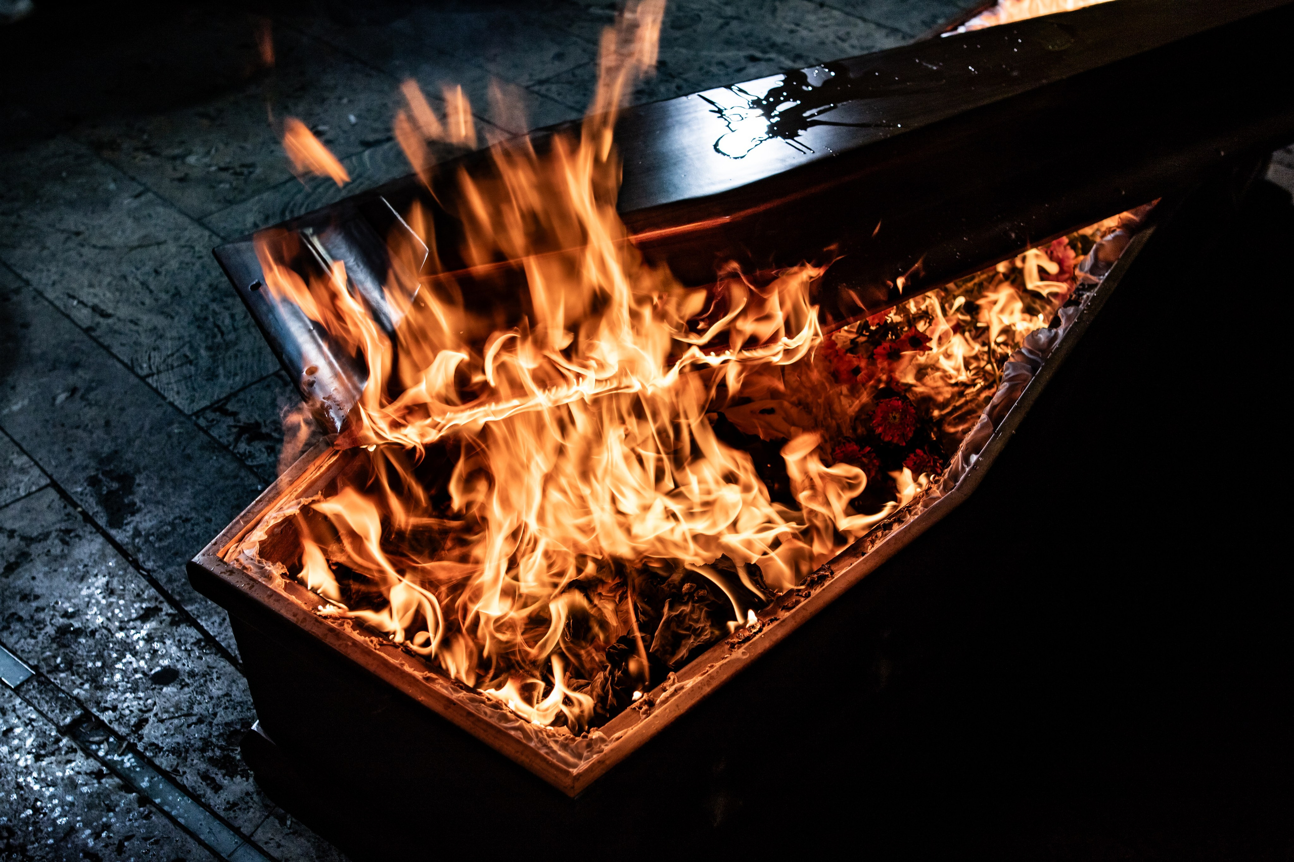 Les manifestants brûlent devant le Parlement une effigie de Bidzina Ivanishvili, le Premier ministre, placée dans un cercueil.