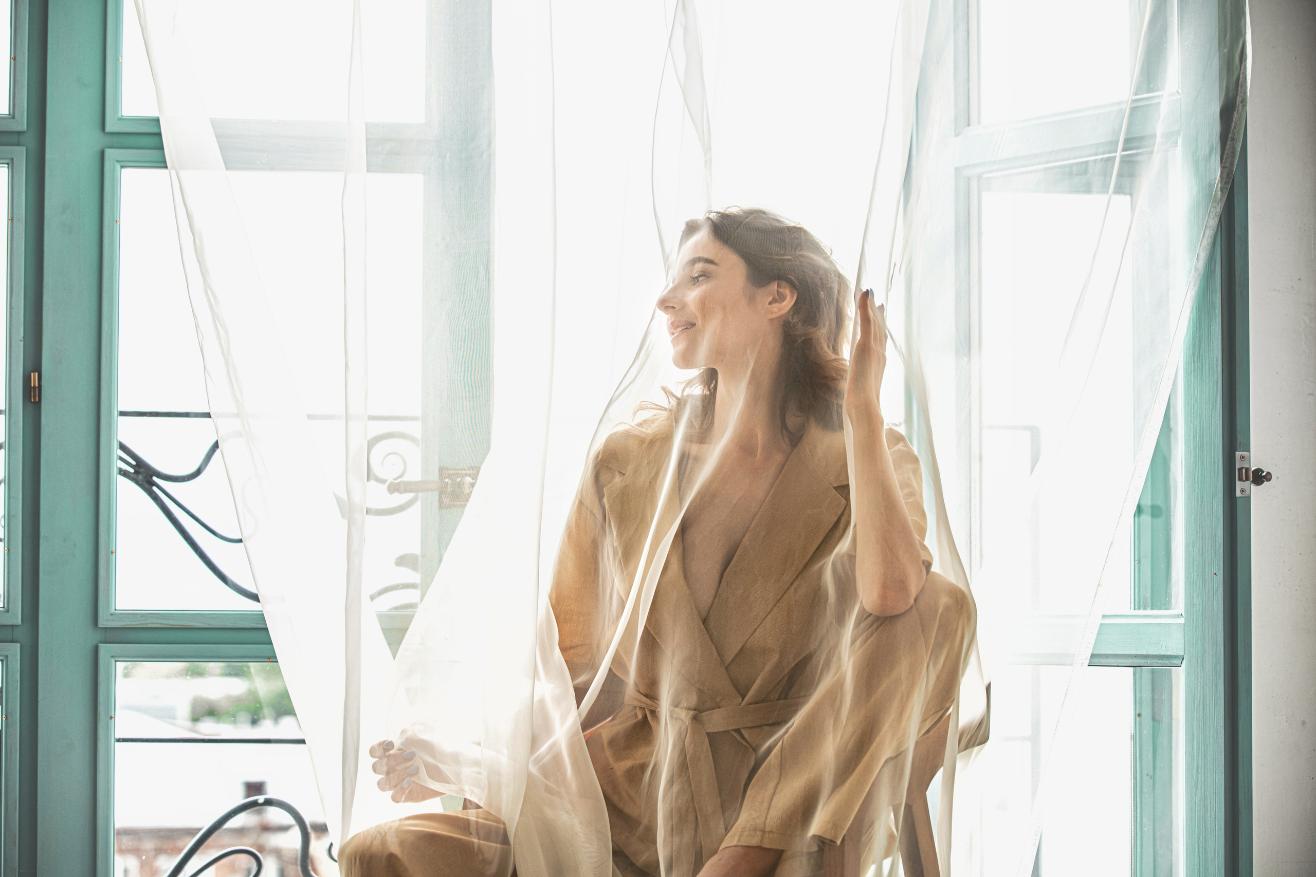 Portrait féminin lumineux près de la fenêtre – séance photo artistique à Auxerre