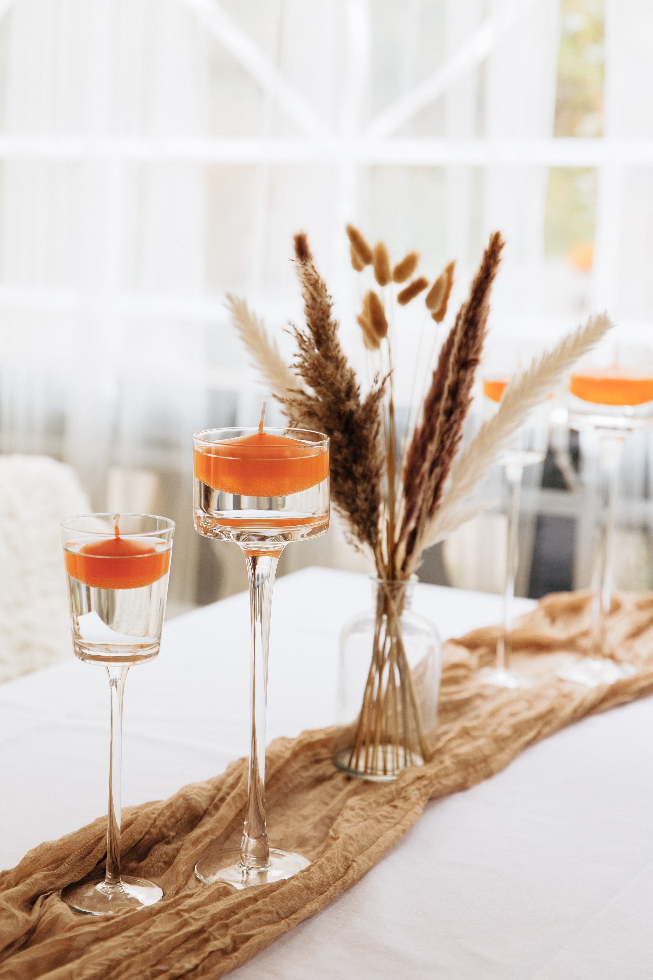 Herbstlicher Hochzeitsdekor mit getrockneten Blumen und Pampasgras.