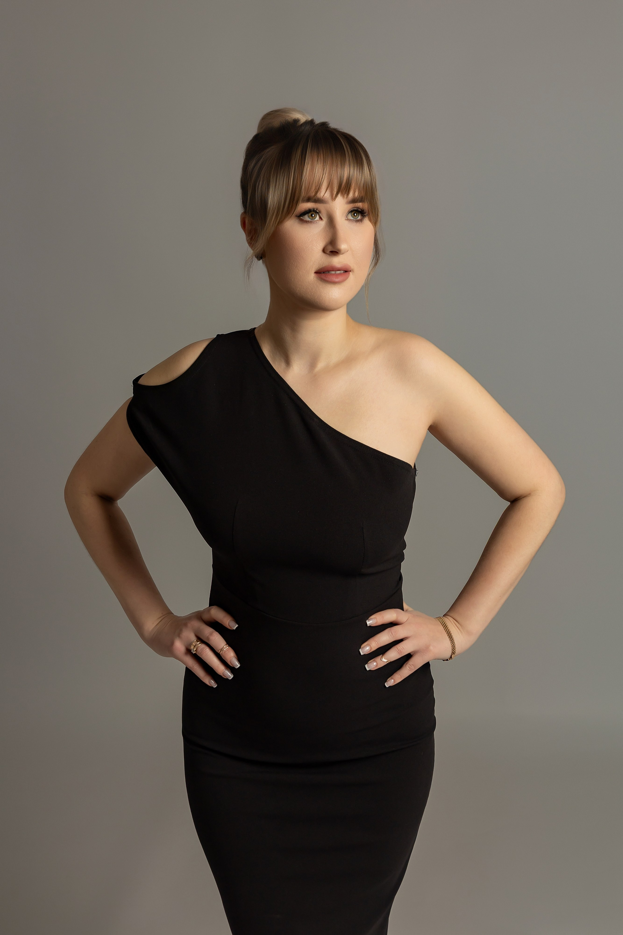 Künstlerisches Frauen Fotoshooting in Hagen – stilvolle Portraitfotografie mit kreativer Pose und emotionalem Ausdruck, JS Photography