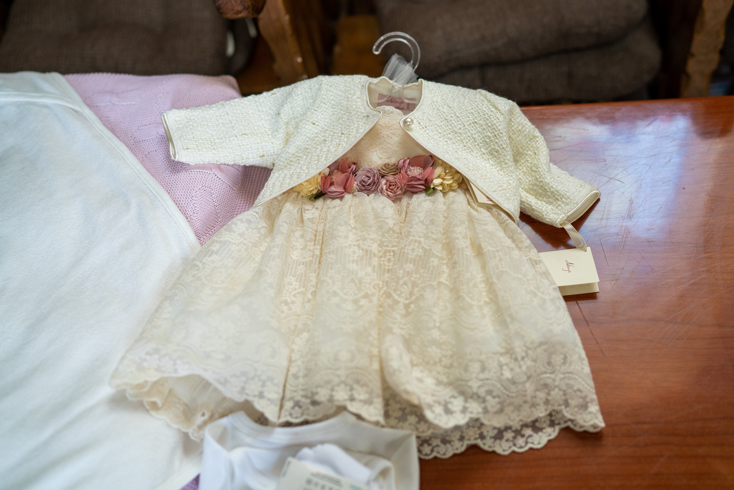 “Bebeluș botezat în biserică, ținut în brațe de nași” • “Detaliu cu lumânarea de botez decorată cu flori albe” • “Părinți emoționați alături de copilul lor la ceremonia de botez” • “Masa festivă de botez cu decor tematic și tort personalizat” • “Momentul în care preotul toarnă apă sfințită pe fruntea bebelușului” “Bebeluș în rochie albă de botez, zâmbind în brațele mamei” • “Detaliu cu cruciulița de botez așezată pe o pernă de satin” • “Părinți și nași aprinzând lumânările în timpul ceremoniei de botez” • “Tort de botez decorat cu figurine tematice și numele copilului” • “Copil botezat dormind liniștit în pătuțul decorat festiv” • “Momentul în care preotul binecuvântează copilul în fața altarului” • “Invitați adunându-se în jurul mesei festive la petrecerea de botez” • “Bebeluș ținând în mână o jucărie personalizată primită la botez” • “Familie fericită pozând împreună după ceremonia de botez” • “Decor tematic cu baloane și flori la locația petrecerii de botez” fotograf Botoșani fotograf evenimente fotograf botez Alin Chirila fotograf alinofotostudio,- Preotul ținându-l pe micuțul Mathias Gabriel la botez, în biserica Înălțarea Domnului, Copălău - Detalii de la botezul lui Mathias – lumânare, trusou și icoană - Familia lui Mathias Gabriel alături de micuț, în ziua botezului - Portret emoționant cu mama și bebelușul în brațe, în biserică,fotograf profesionist evenimente Botoșani, Iași, Suceava, Fălticeni, Bacău, Pașcani, Roman - AlinoFotoStudio by Alin Chirilă - servicii foto nuntă, botez, cununie, ședințe foto creative, albume personalizate, fotografii emoționante și calitative pentru cele mai importante momente din viață,fotograf nuntă Botoșani Alin Chirilă, ședință foto botez Iași - AlinoFotoStudio, servicii fotograf profesionist evenimente Suceava, fotograf cununie civilă Fălticeni - Alin Chirilă, album foto nuntă personalizat Bacău.“Bebeluș botezat în biserică, ținut în brațe de nași” • “Detaliu cu lumânarea de botez decorată cu flori albe” • “Părinți emoționați alături de copilul lor la ceremonia de botez” • “Masa festivă de botez cu decor tematic și tort personalizat” • “Momentul în care preotul toarnă apă sfințită pe fruntea bebelușului” “Bebeluș în rochie albă de botez, zâmbind în brațele mamei” • “Detaliu cu cruciulița de botez așezată pe o pernă de satin” • “Părinți și nași aprinzând lumânările în timpul ceremoniei de botez” • “Tort de botez decorat cu figurine tematice și numele copilului” • “Copil botezat dormind liniștit în pătuțul decorat festiv” • “Momentul în care preotul binecuvântează copilul în fața altarului” • “Invitați adunându-se în jurul mesei festive la petrecerea de botez” • “Bebeluș ținând în mână o jucărie personalizată primită la botez” • “Familie fericită pozând împreună după ceremonia de botez” • “Decor tematic cu baloane și flori la locația petrecerii de botez” fotograf Botoșani fotograf evenimente fotograf botez Alin Chirila fotograf alinofotostudio.fotograf botez Amelis Maria, fotografie botez Botoșani, fotograf Alin Chirilă, amintiri botez, fotografii botez, botez Amelis Maria, fotograf copii, fotografie botez în Botoșani,