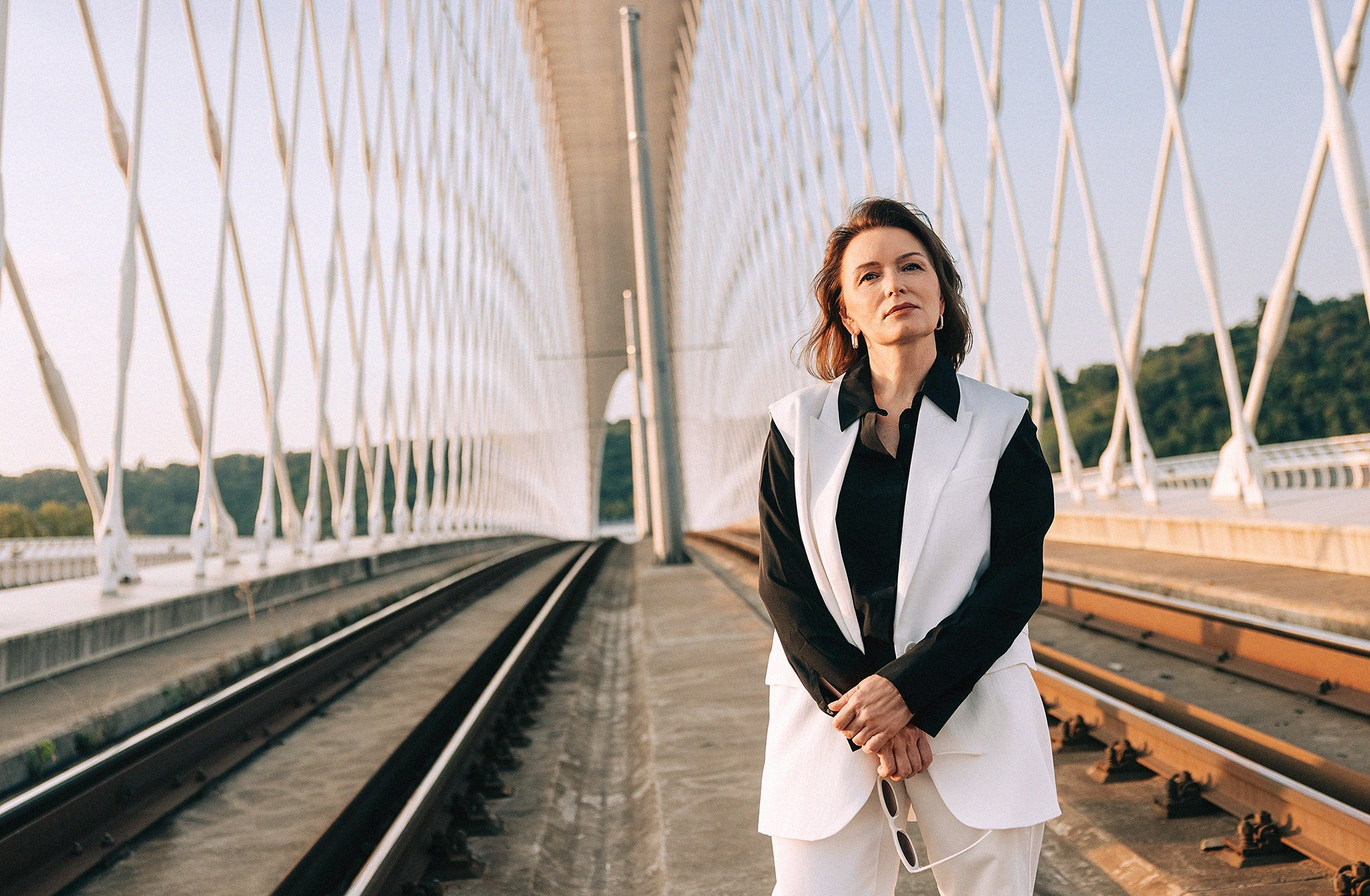 Elena in Troja bridge. Rodinný a svatební fotograf v Praze