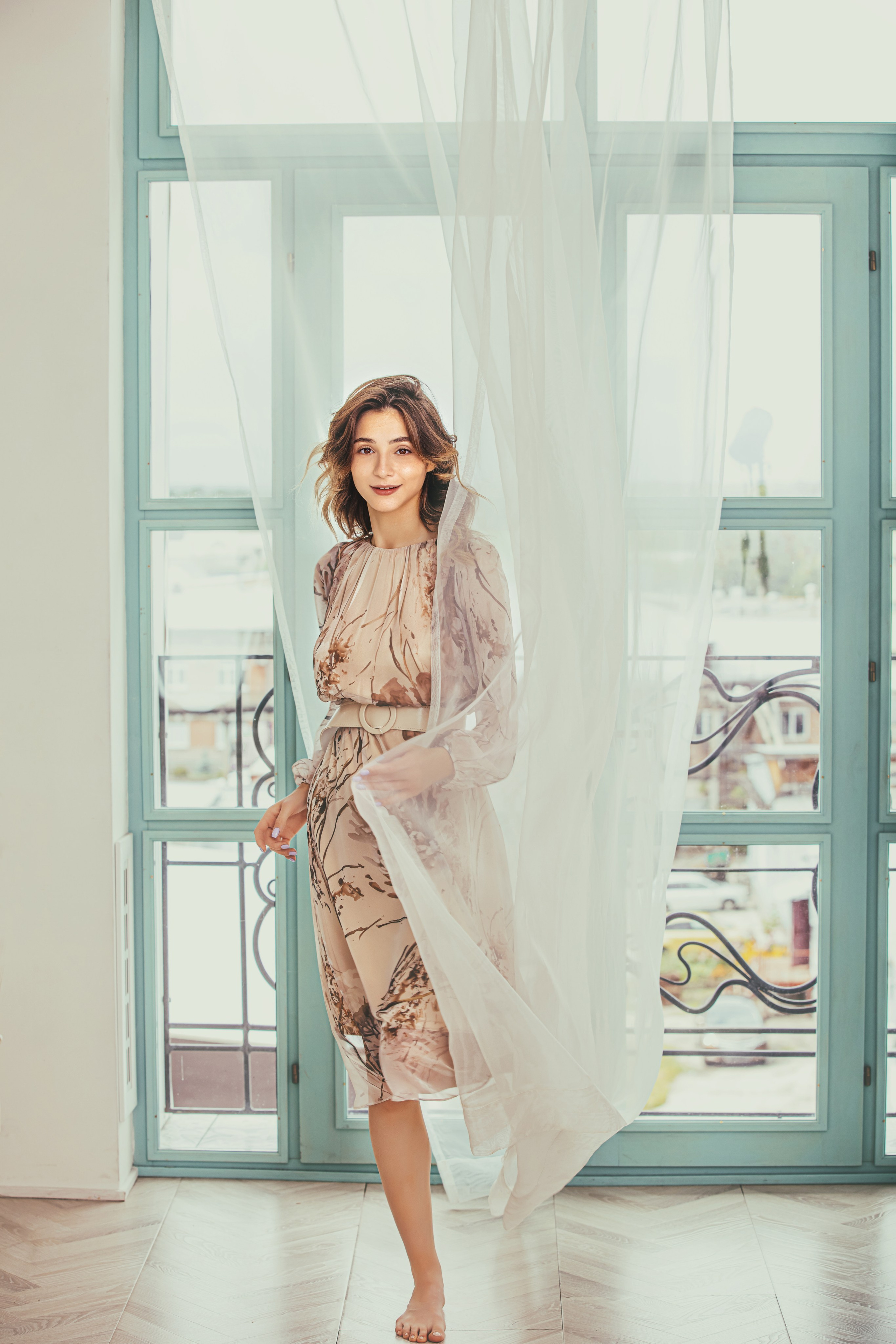 Séance photo élégante de femme debout en robe transparente – lumière naturelle à Auxerre