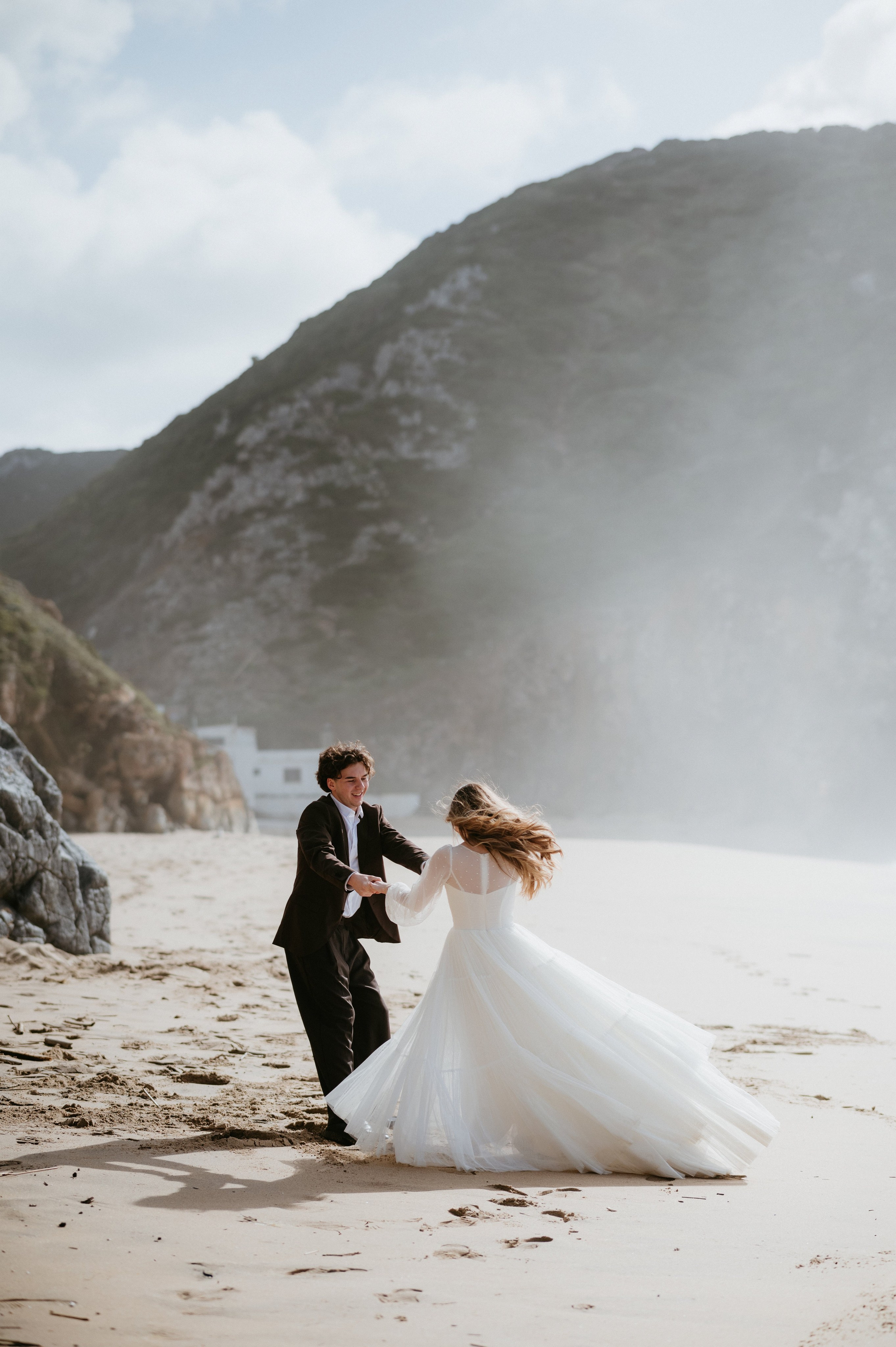 Ședință foto de nuntă pe plaja Adraga – emoție la malul oceanului Atlantic. Valentin Melen — wedding photographer