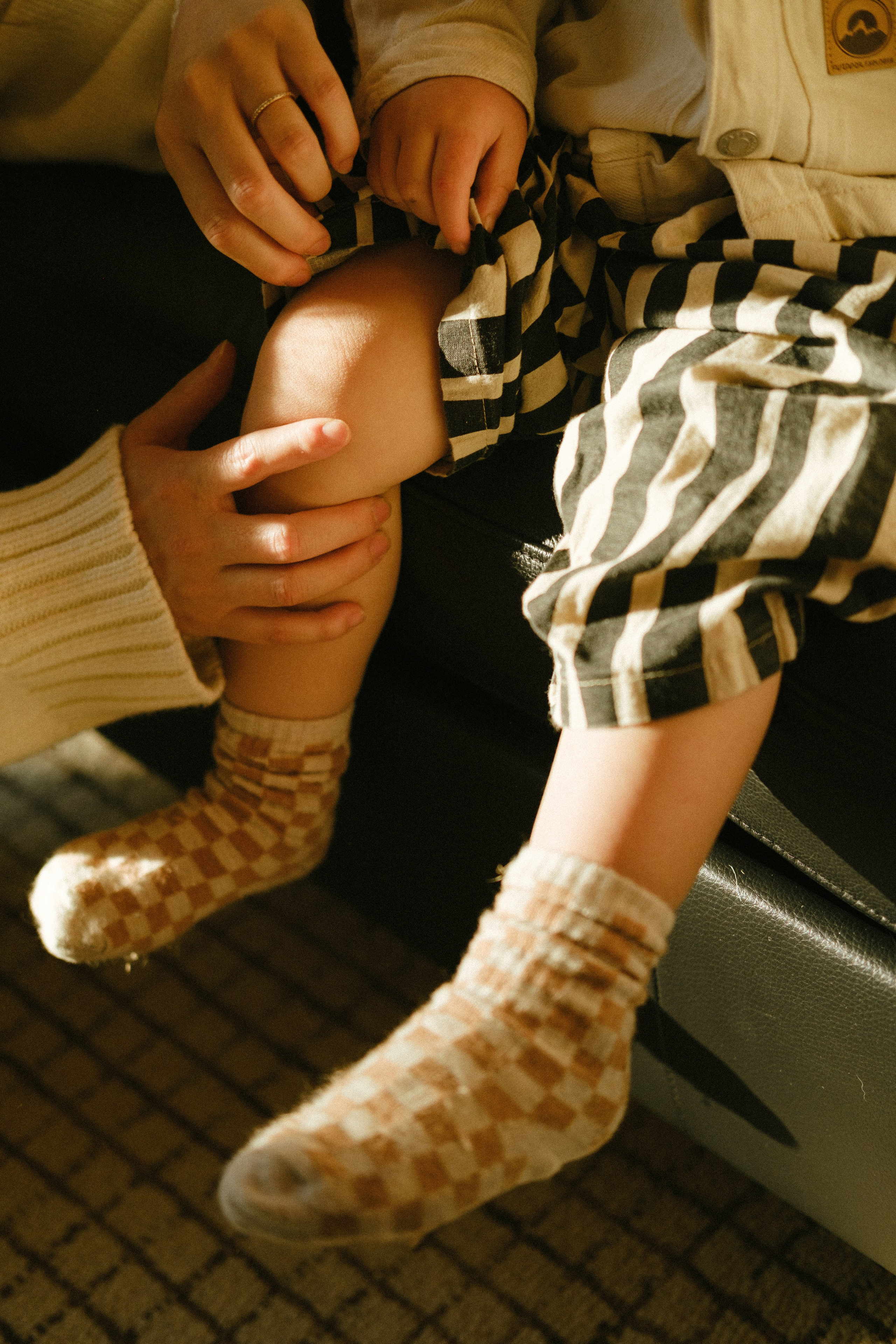 Snowy Family Photo Session at a Cozy Cottage Near Richmond, VA. Family Photographer Anna Dobrovolskaia | Richmond, VA