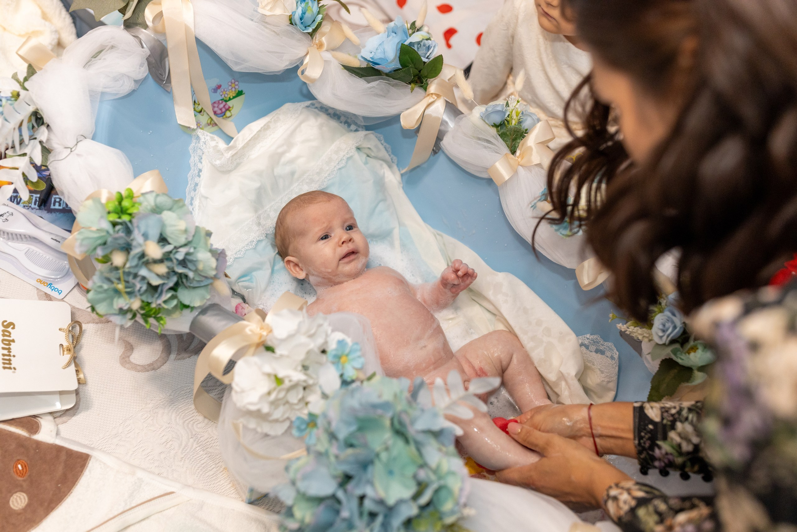 fotograf botez , fotografie botez Botoșani, fotograf Alin Chirilă, amintiri botez, fotografii botez, botez Miruna Parascheva, fotograf copii, fotografie botez în Botoșani-alt="botez , fotografie botez Alin Chirilă, amintiri botez, fotografii emoționante botez Botoșani"-- fotografii-botez-bebelus- amintiri-botez-micuț- moment-sfânt-crestinare- fotografie-emotionanta-botez- detalii-botez-bebelusi- parinti-fericiti-la-botez- fotograf-botez-profesionist- botez-in-biserica-ortodoxa- micuț-botezat-cu-emoție- zâmbete-și-lacrimi-la-botez- bebeluș-la-cristelniță- decor-botez-colorat- botez-cu-dragoste-și-credință- emotie-pura-la-botez- fotograf-botez-botosani- botez-iasi-suceava-fotograf- amintiri-nepretuite-botez-- Preotul ținându-l pe micuțul Mathias Gabriel la botez, în biserica Înălțarea Domnului, Copălău - Detalii de la botezul lui Mathias – lumânare, trusou și icoană - Familia lui Mathias Gabriel alături de micuț, în ziua botezului - Portret emoționant cu mama și bebelușul în brațe, în biserică,fotograf profesionist evenimente Botoșani, Iași, Suceava, Fălticeni, Bacău, Pașcani, Roman - AlinoFotoStudio by Alin Chirilă - servicii foto nuntă, botez, cununie, ședințe foto creative, albume personalizate, fotografii emoționante și calitative pentru cele mai importante momente din viață,fotograf nuntă Botoșani Alin Chirilă, ședință foto botez Iași - AlinoFotoStudio, servicii fotograf profesionist evenimente Suceava, fotograf cununie civilă Fălticeni - Alin Chirilă, album foto nuntă personalizat Bacău.“Bebeluș botezat în biserică, ținut în brațe de nași” • “Detaliu cu lumânarea de botez decorată cu flori albe” • “Părinți emoționați alături de copilul lor la ceremonia de botez” • “Masa festivă de botez cu decor tematic și tort personalizat” • “Momentul în care preotul toarnă apă sfințită pe fruntea bebelușului” “Bebeluș în rochie albă de botez, zâmbind în brațele mamei” • “Detaliu cu cruciulița de botez așezată pe o pernă de satin” • “Părinți și nași aprinzând lumânările în timpul ceremoniei de botez” • “Tort de botez decorat cu figurine tematice și numele copilului” • “Copil botezat dormind liniștit în pătuțul decorat festiv” • “Momentul în care preotul binecuvântează copilul în fața altarului” • “Invitați adunându-se în jurul mesei festive la petrecerea de botez” • “Bebeluș ținând în mână o jucărie personalizată primită la botez” • “Familie fericită pozând împreună după ceremonia de botez” • “Decor tematic cu baloane și flori la locația petrecerii de botez” fotograf Botoșani fotograf evenimente fotograf botez Alin Chirila fotograf alinofotostudio.fotograf botez Amelis Maria, fotografie botez Botoșani, fotograf Alin Chirilă, amintiri botez, fotografii botez, botez Amelis Maria, fotograf copii, fotografie botez în Botoșani,