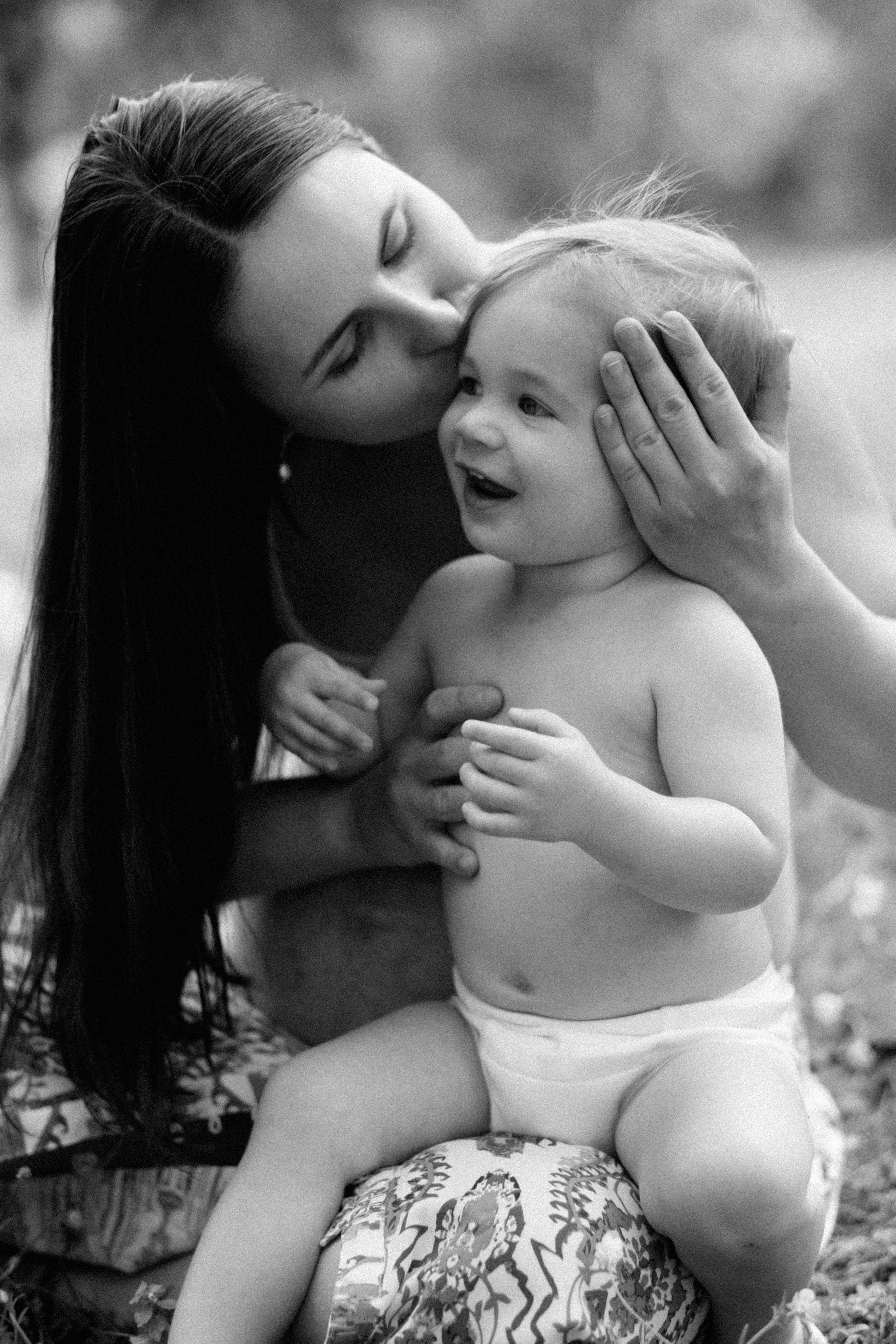 Spring Maternity Session at Bryan Park in Richmond, VA. Family Photographer Anna Dobrovolskaia | Richmond, VA