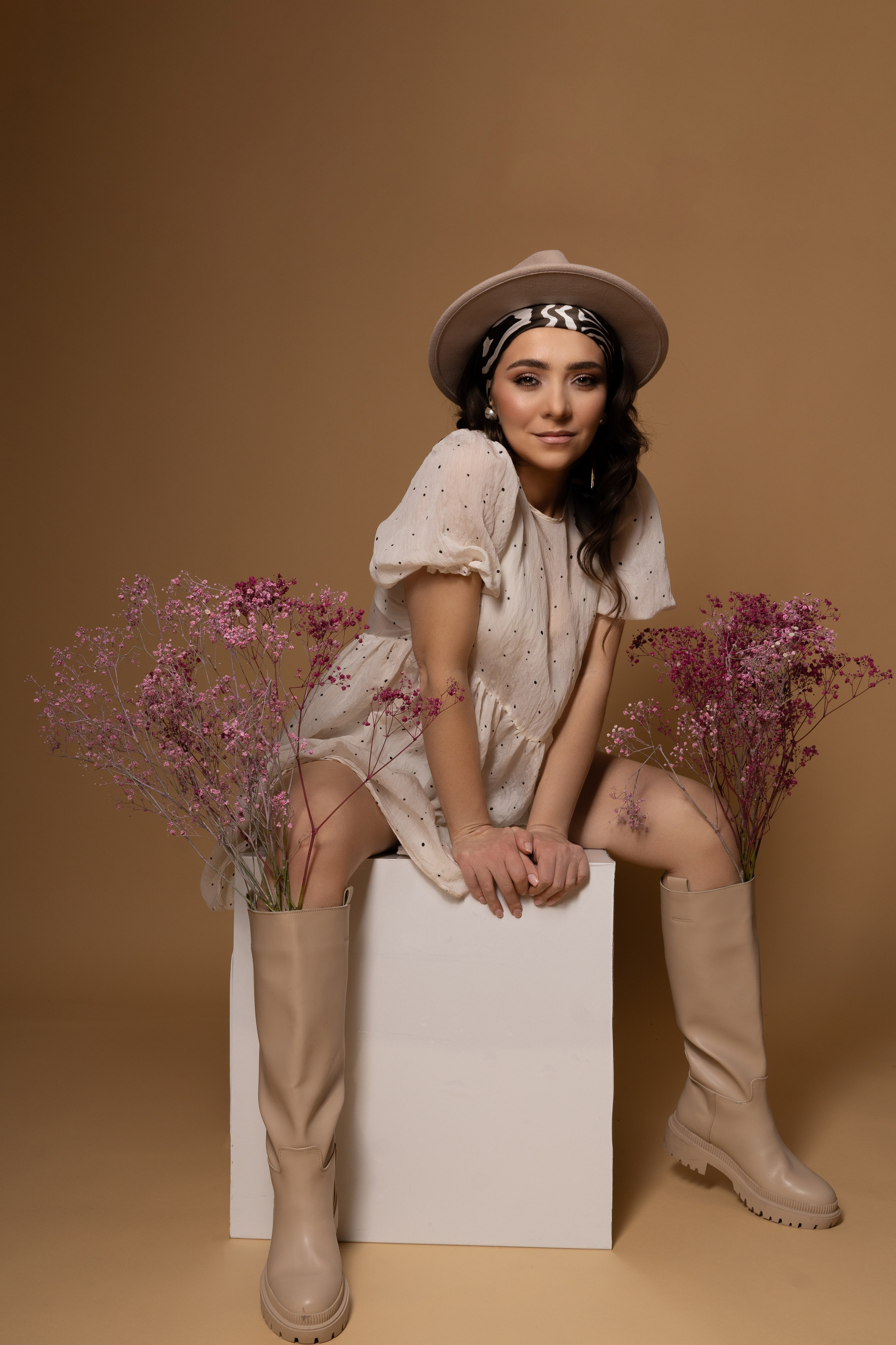 Ladies. Photographer in Paris