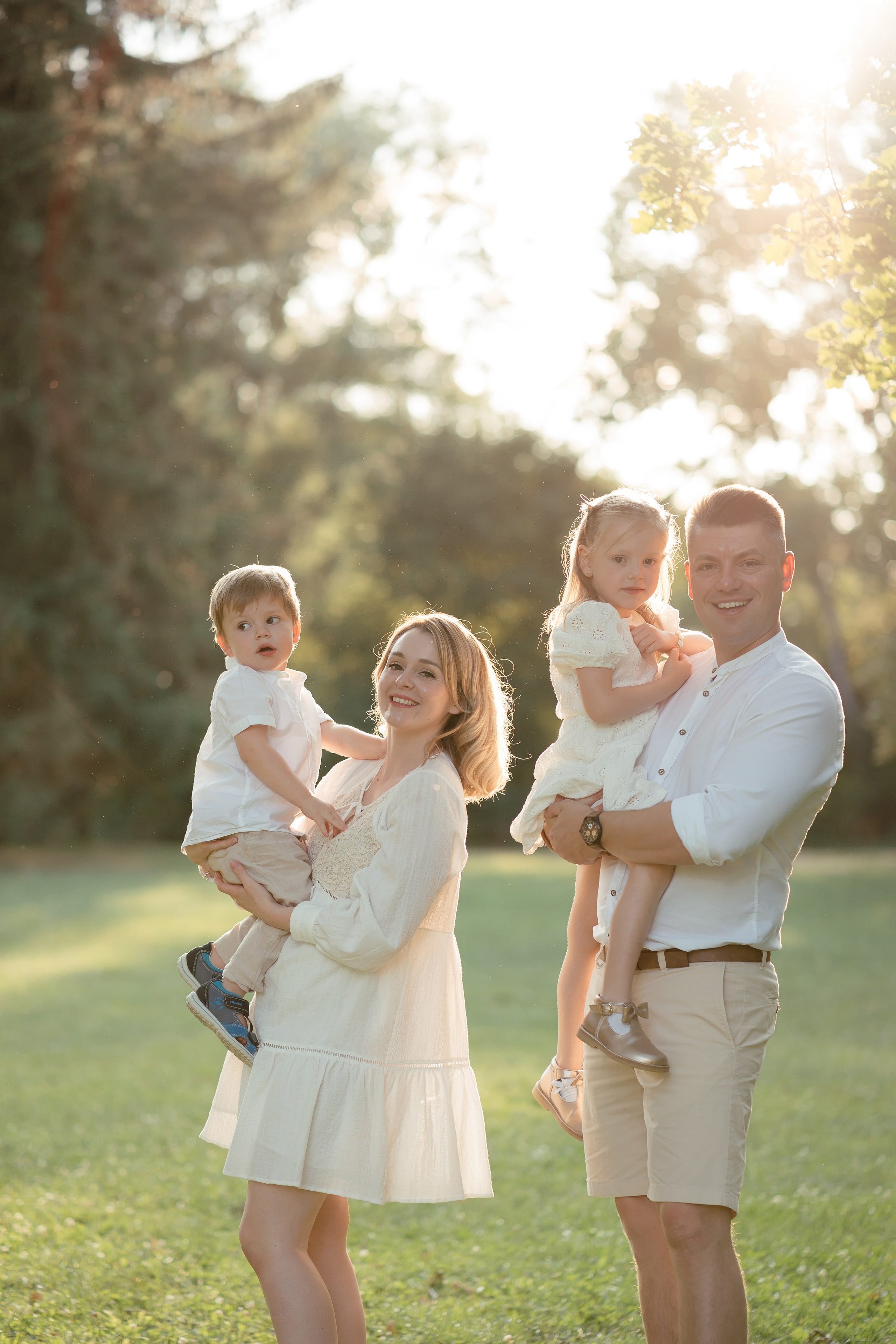 Sunny outdoor family photo shoot for the Family with kids