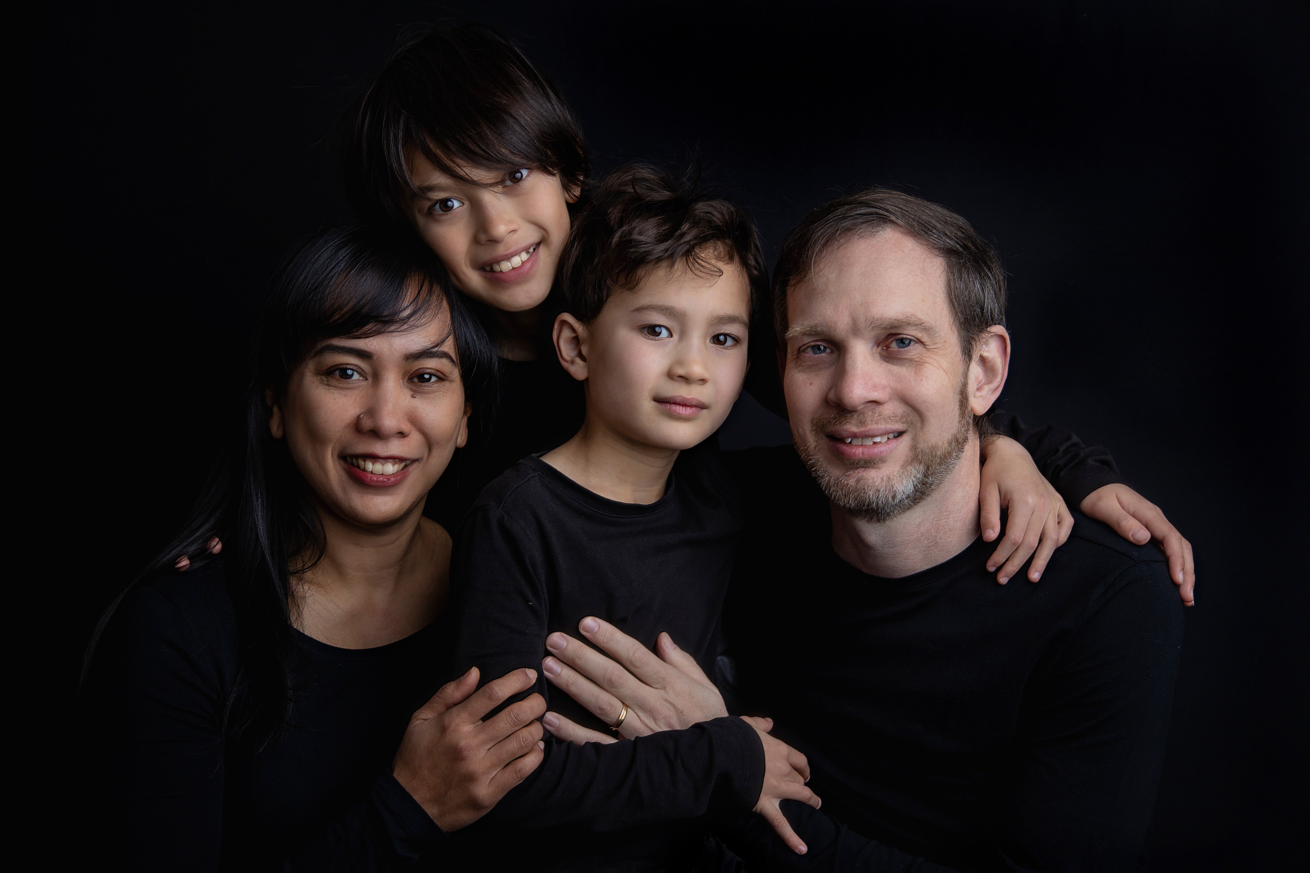 gezinsportret zwarte achtergrond