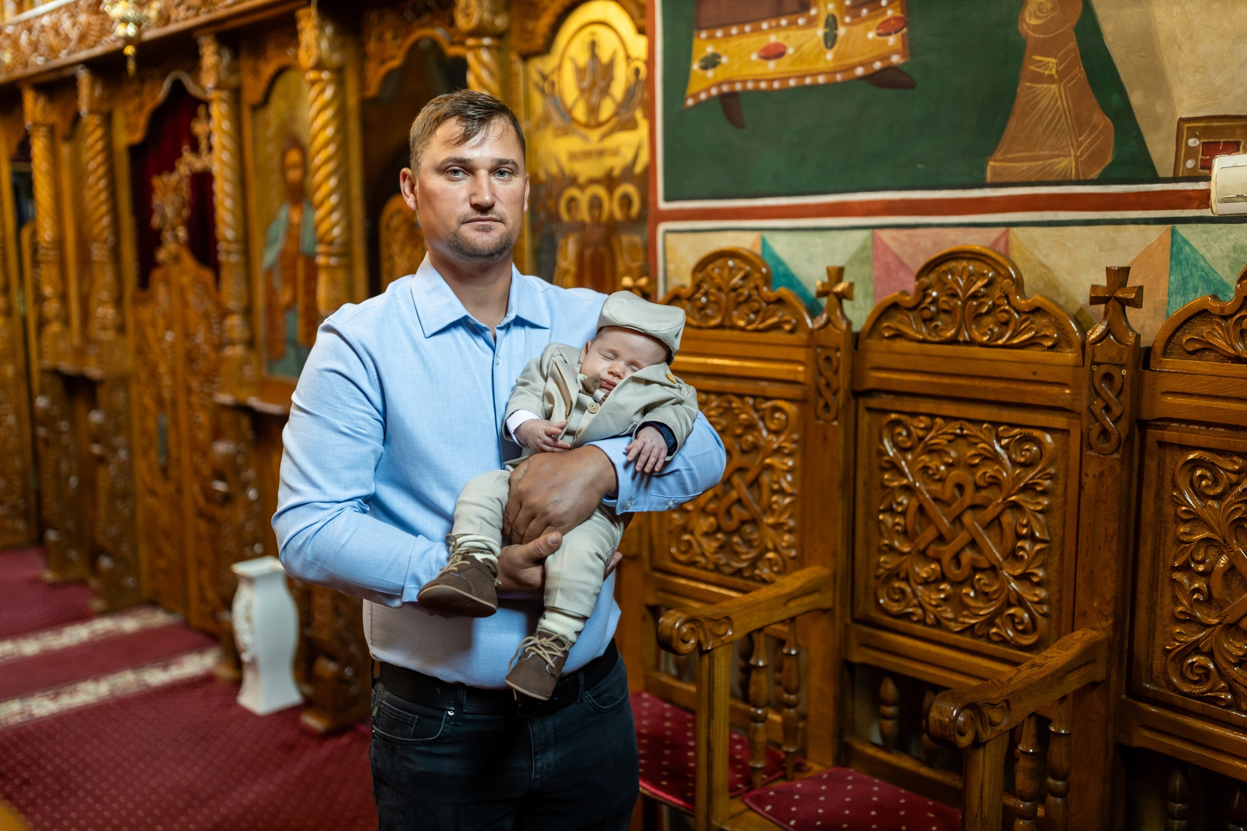 fotograf botez , fotografie botez Botoșani, fotograf Alin Chirilă, amintiri botez, fotografii botez, botez Miruna Parascheva, fotograf copii, fotografie botez în Botoșani-alt="botez , fotografie botez Alin Chirilă, amintiri botez, fotografii emoționante botez Botoșani"-- fotografii-botez-bebelus- amintiri-botez-micuț- moment-sfânt-crestinare- fotografie-emotionanta-botez- detalii-botez-bebelusi- parinti-fericiti-la-botez- fotograf-botez-profesionist- botez-in-biserica-ortodoxa- micuț-botezat-cu-emoție- zâmbete-și-lacrimi-la-botez- bebeluș-la-cristelniță- decor-botez-colorat- botez-cu-dragoste-și-credință- emotie-pura-la-botez- fotograf-botez-botosani- botez-iasi-suceava-fotograf- amintiri-nepretuite-botez-- Preotul ținându-l pe micuțul Mathias Gabriel la botez, în biserica Înălțarea Domnului, Copălău - Detalii de la botezul lui Mathias – lumânare, trusou și icoană - Familia lui Mathias Gabriel alături de micuț, în ziua botezului - Portret emoționant cu mama și bebelușul în brațe, în biserică,fotograf profesionist evenimente Botoșani, Iași, Suceava, Fălticeni, Bacău, Pașcani, Roman - AlinoFotoStudio by Alin Chirilă - servicii foto nuntă, botez, cununie, ședințe foto creative, albume personalizate, fotografii emoționante și calitative pentru cele mai importante momente din viață,fotograf nuntă Botoșani Alin Chirilă, ședință foto botez Iași - AlinoFotoStudio, servicii fotograf profesionist evenimente Suceava, fotograf cununie civilă Fălticeni - Alin Chirilă, album foto nuntă personalizat Bacău.“Bebeluș botezat în biserică, ținut în brațe de nași” • “Detaliu cu lumânarea de botez decorată cu flori albe” • “Părinți emoționați alături de copilul lor la ceremonia de botez” • “Masa festivă de botez cu decor tematic și tort personalizat” • “Momentul în care preotul toarnă apă sfințită pe fruntea bebelușului” “Bebeluș în rochie albă de botez, zâmbind în brațele mamei” • “Detaliu cu cruciulița de botez așezată pe o pernă de satin” • “Părinți și nași aprinzând lumânările în timpul ceremoniei de botez” • “Tort de botez decorat cu figurine tematice și numele copilului” • “Copil botezat dormind liniștit în pătuțul decorat festiv” • “Momentul în care preotul binecuvântează copilul în fața altarului” • “Invitați adunându-se în jurul mesei festive la petrecerea de botez” • “Bebeluș ținând în mână o jucărie personalizată primită la botez” • “Familie fericită pozând împreună după ceremonia de botez” • “Decor tematic cu baloane și flori la locația petrecerii de botez” fotograf Botoșani fotograf evenimente fotograf botez Alin Chirila fotograf alinofotostudio.fotograf botez Amelis Maria, fotografie botez Botoșani, fotograf Alin Chirilă, amintiri botez, fotografii botez, botez Amelis Maria, fotograf copii, fotografie botez în Botoșani,