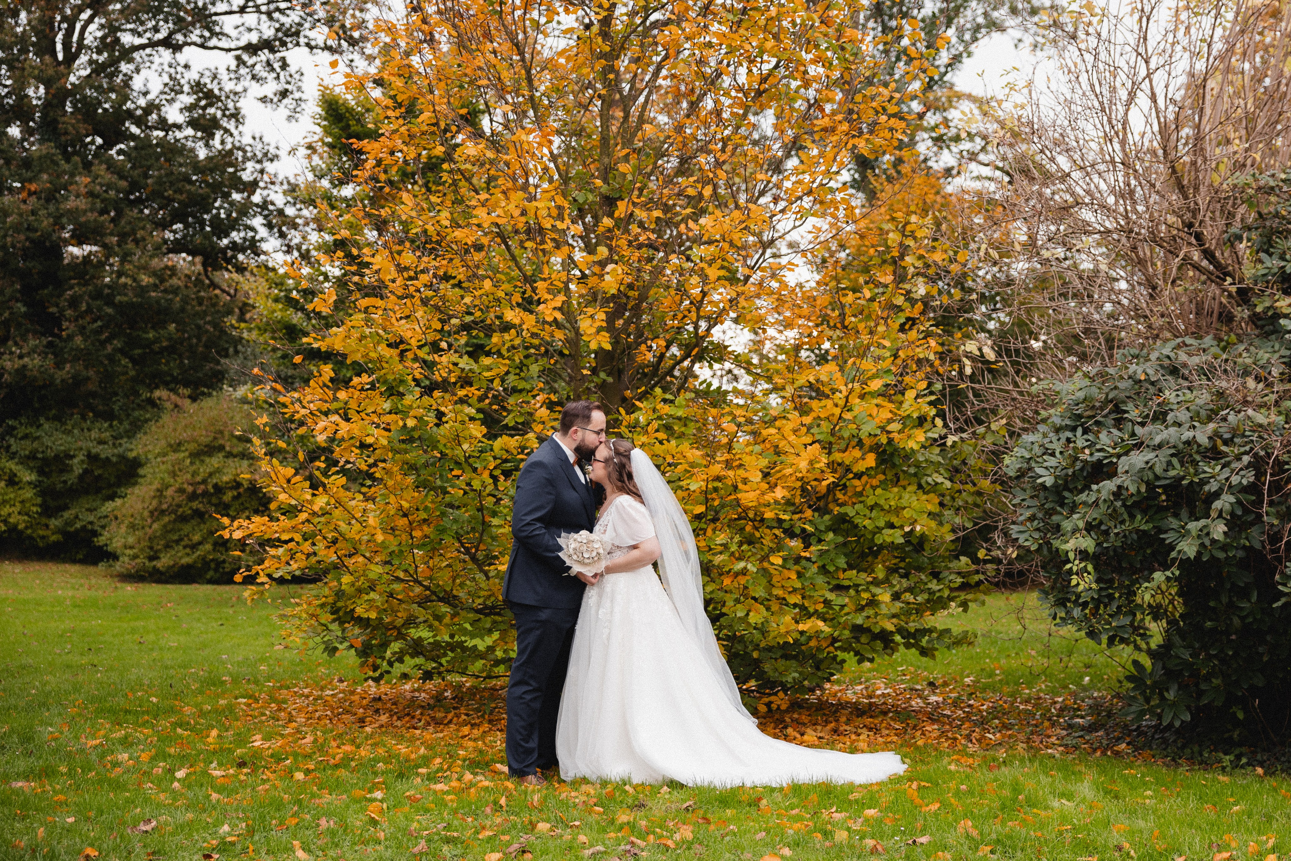 Herbsthochzeit im Schloss Opherdicke – Hochzeitsfotograf für natürliche Hochzeitsfotos in NRW: Dortmund, Bochum, Essen, Düsseldorf, Duisburg, Wuppertal, Krefeld, Münster, Köln, Bonn, Aachen. Exklusive Hochzeitslocations: Schloss Nordkirchen, Schloss Dyck, Schloss Hugenpoet, Schloss Rheydt, Schloss Wickrath, Schloss Horst, Wasserschloss Wittringen Gladbeck, Schlosspark Herten und viele weitere.