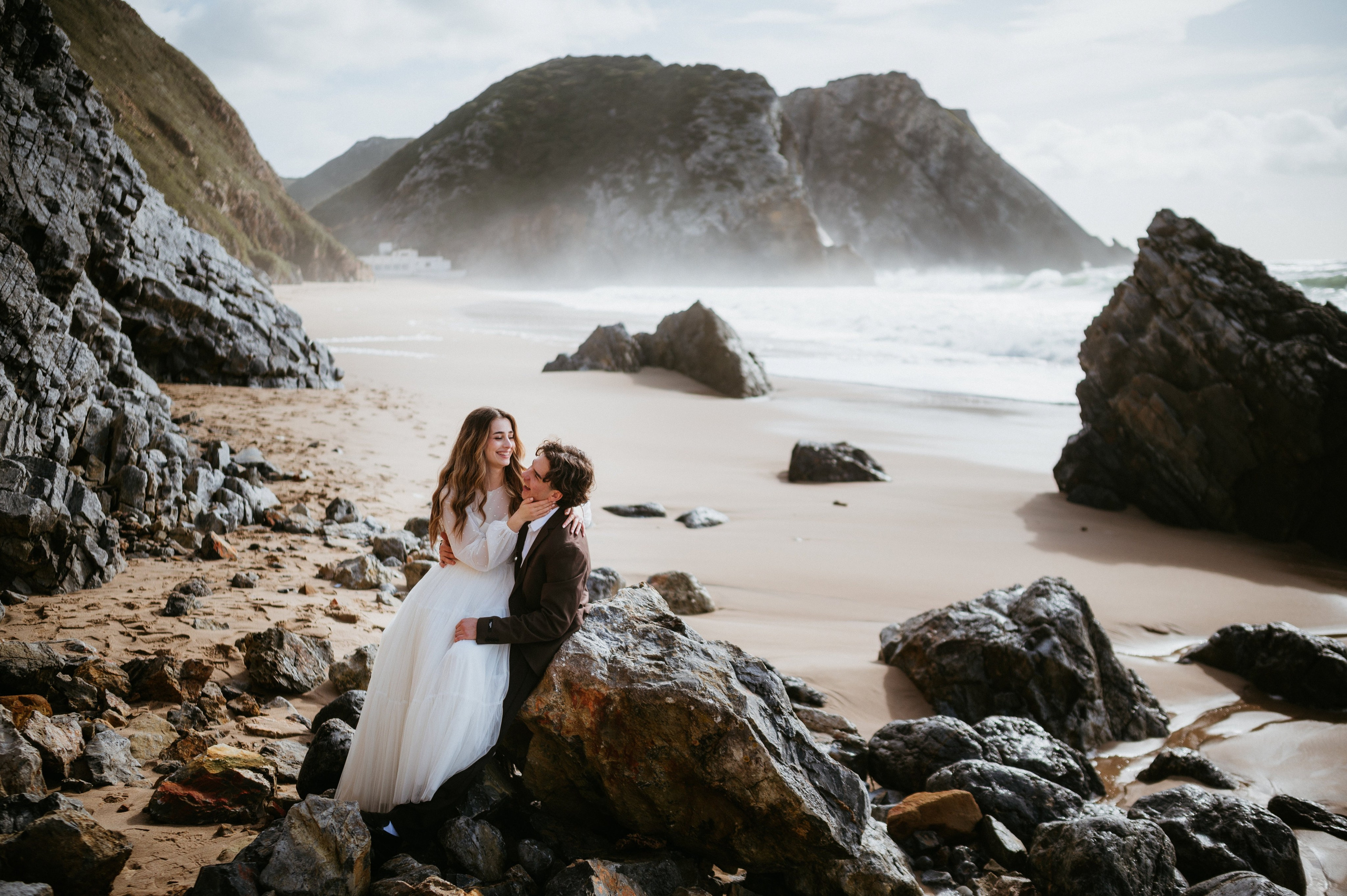 Ședință foto de nuntă pe plaja Adraga – emoție la malul oceanului Atlantic. Valentin Melen — wedding photographer