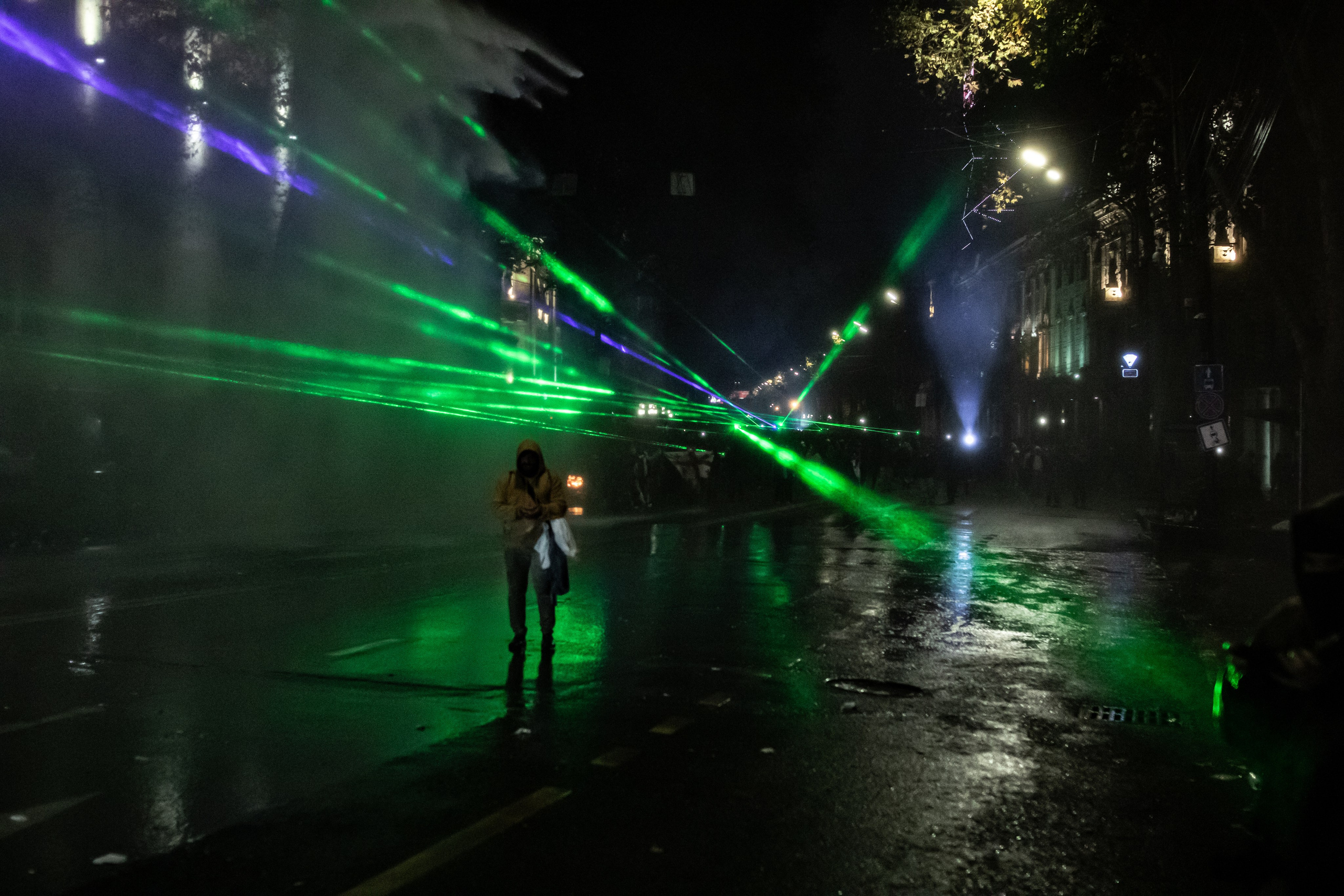 Les manifestants utilisent des lasers pour perturber les forces de l’ordre.