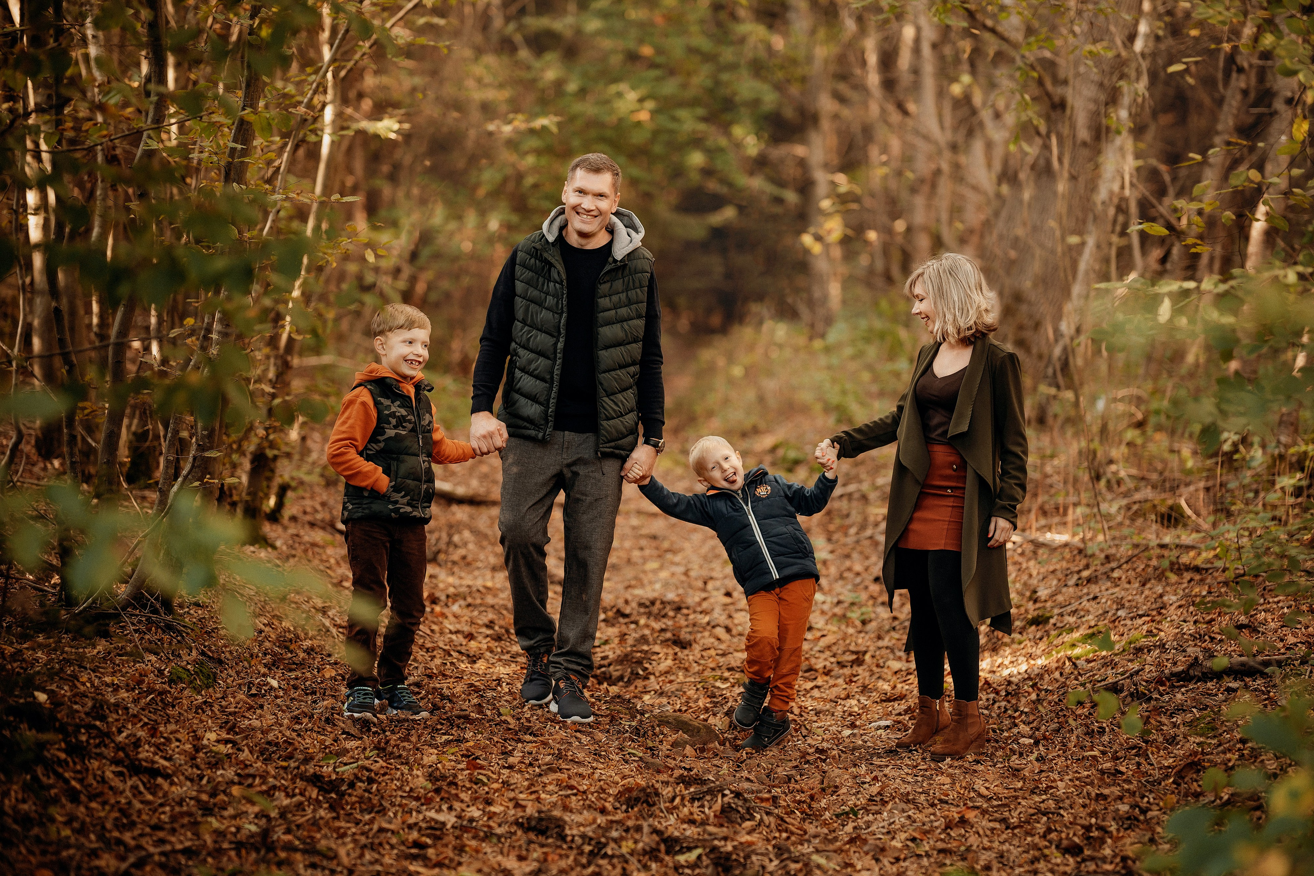 Familienausflug im Herbstwald. Portraitfotografie in Gründau Elena Ohnstedt
