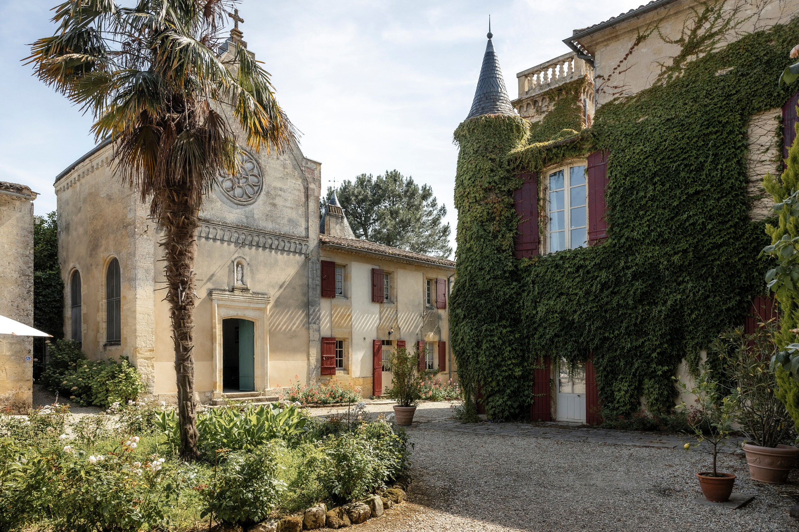 Sarah & Sean — a fairytale wedding at Château Sentout. Eugenie Smirnova — wedding, corporate and lifestyle photographer in Toulouse and Southwest France