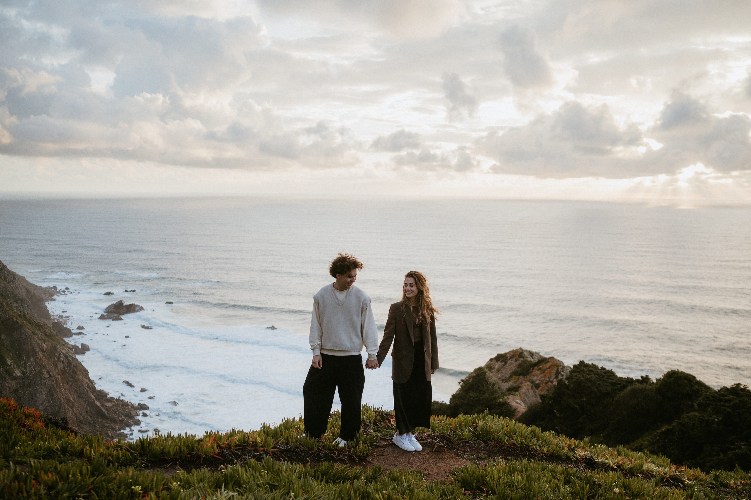 Praia da Ursa – ședință foto de cuplu într-un loc magic din Portugalia. Valentin Melen - fotograf de nunta 🤍