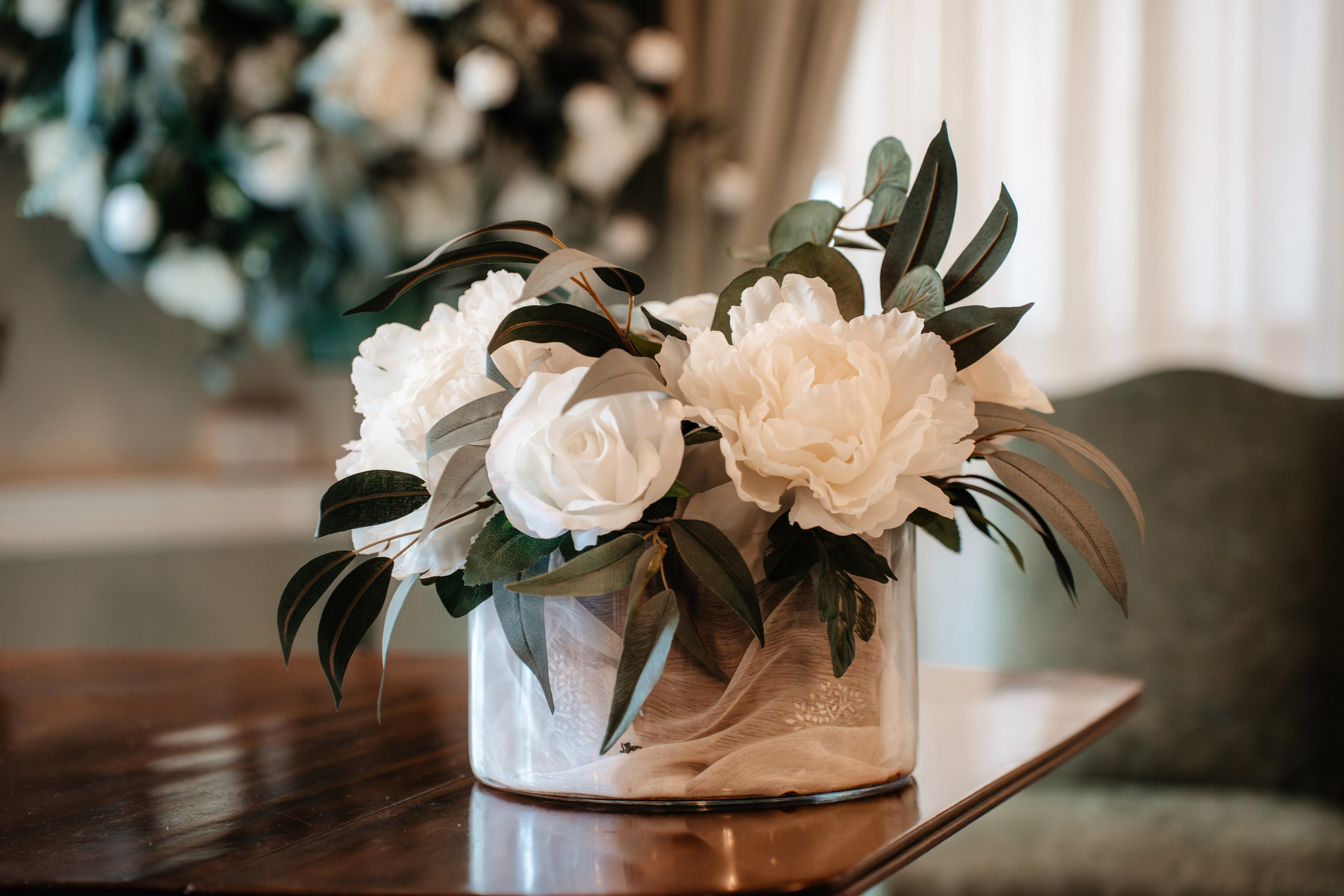 Imbratisare emotionanta intre miri, surprinsa dupa semnarea actelor la Registry Office Portsmouth.