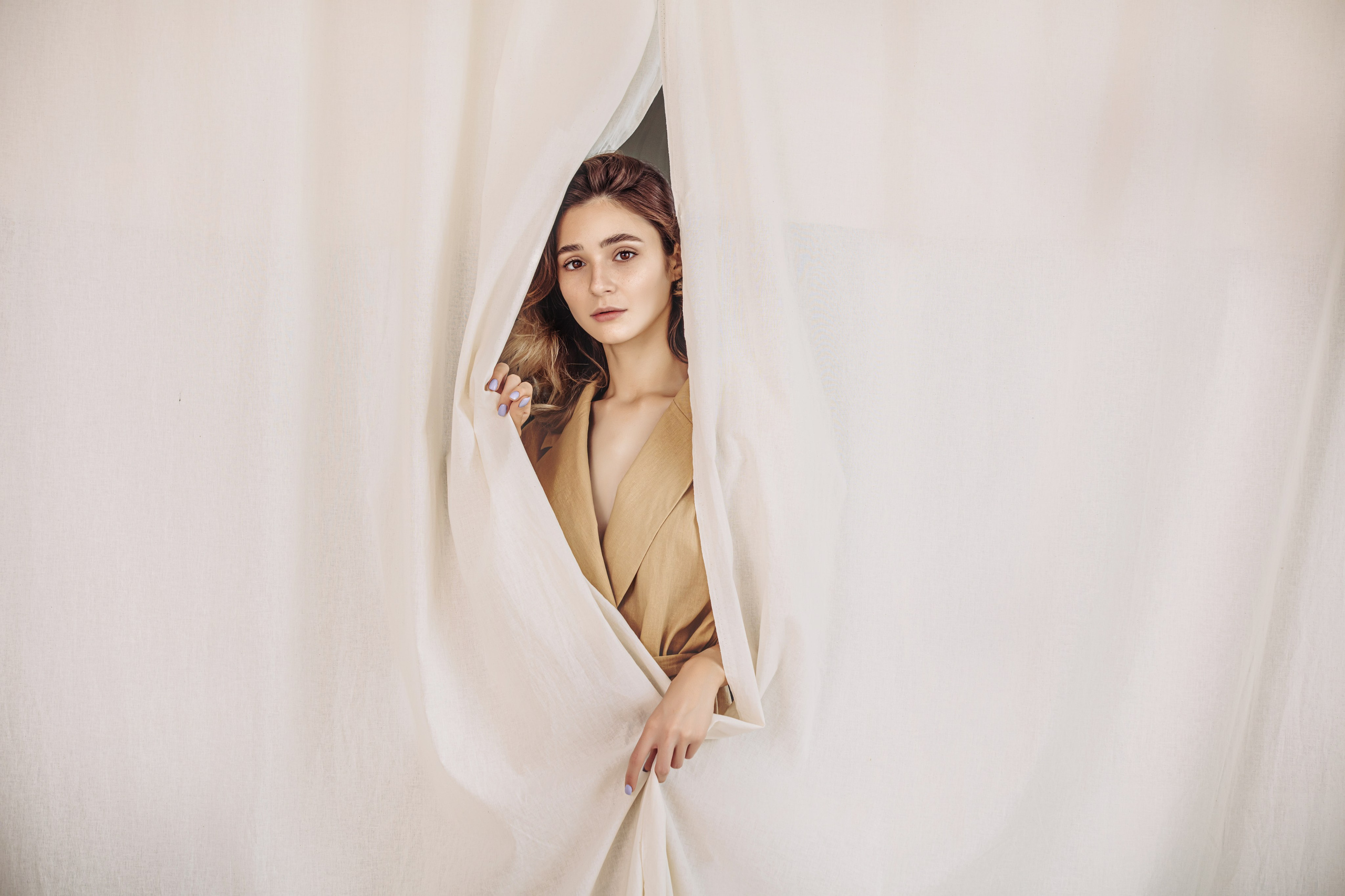 Séance photo individuelle poétique avec rideaux blancs – photographe à Auxerre