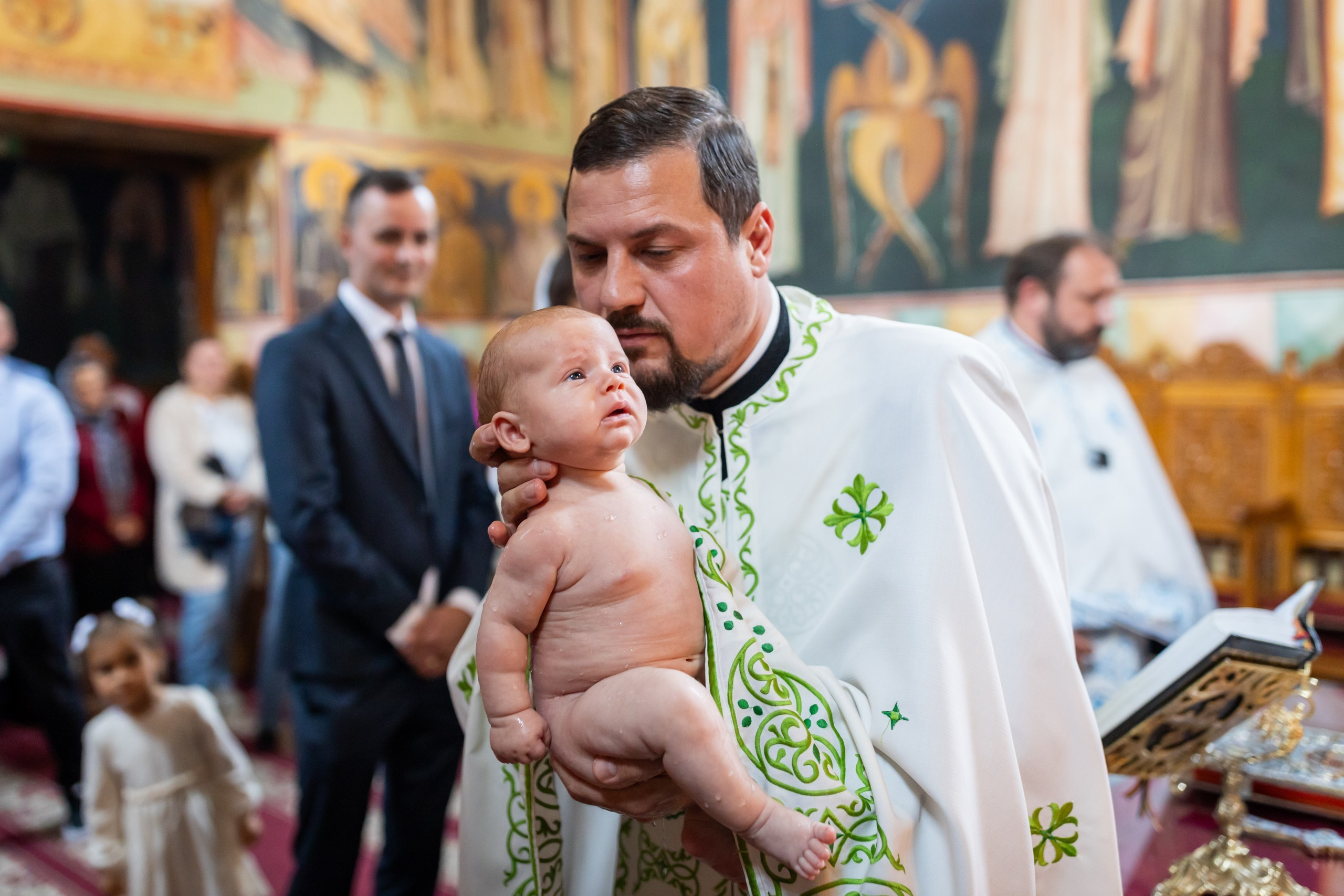 fotograf botez , fotografie botez Botoșani, fotograf Alin Chirilă, amintiri botez, fotografii botez, botez Miruna Parascheva, fotograf copii, fotografie botez în Botoșani-alt="botez , fotografie botez Alin Chirilă, amintiri botez, fotografii emoționante botez Botoșani"-- fotografii-botez-bebelus- amintiri-botez-micuț- moment-sfânt-crestinare- fotografie-emotionanta-botez- detalii-botez-bebelusi- parinti-fericiti-la-botez- fotograf-botez-profesionist- botez-in-biserica-ortodoxa- micuț-botezat-cu-emoție- zâmbete-și-lacrimi-la-botez- bebeluș-la-cristelniță- decor-botez-colorat- botez-cu-dragoste-și-credință- emotie-pura-la-botez- fotograf-botez-botosani- botez-iasi-suceava-fotograf- amintiri-nepretuite-botez-- Preotul ținându-l pe micuțul Mathias Gabriel la botez, în biserica Înălțarea Domnului, Copălău - Detalii de la botezul lui Mathias – lumânare, trusou și icoană - Familia lui Mathias Gabriel alături de micuț, în ziua botezului - Portret emoționant cu mama și bebelușul în brațe, în biserică,fotograf profesionist evenimente Botoșani, Iași, Suceava, Fălticeni, Bacău, Pașcani, Roman - AlinoFotoStudio by Alin Chirilă - servicii foto nuntă, botez, cununie, ședințe foto creative, albume personalizate, fotografii emoționante și calitative pentru cele mai importante momente din viață,fotograf nuntă Botoșani Alin Chirilă, ședință foto botez Iași - AlinoFotoStudio, servicii fotograf profesionist evenimente Suceava, fotograf cununie civilă Fălticeni - Alin Chirilă, album foto nuntă personalizat Bacău.“Bebeluș botezat în biserică, ținut în brațe de nași” • “Detaliu cu lumânarea de botez decorată cu flori albe” • “Părinți emoționați alături de copilul lor la ceremonia de botez” • “Masa festivă de botez cu decor tematic și tort personalizat” • “Momentul în care preotul toarnă apă sfințită pe fruntea bebelușului” “Bebeluș în rochie albă de botez, zâmbind în brațele mamei” • “Detaliu cu cruciulița de botez așezată pe o pernă de satin” • “Părinți și nași aprinzând lumânările în timpul ceremoniei de botez” • “Tort de botez decorat cu figurine tematice și numele copilului” • “Copil botezat dormind liniștit în pătuțul decorat festiv” • “Momentul în care preotul binecuvântează copilul în fața altarului” • “Invitați adunându-se în jurul mesei festive la petrecerea de botez” • “Bebeluș ținând în mână o jucărie personalizată primită la botez” • “Familie fericită pozând împreună după ceremonia de botez” • “Decor tematic cu baloane și flori la locația petrecerii de botez” fotograf Botoșani fotograf evenimente fotograf botez Alin Chirila fotograf alinofotostudio.fotograf botez Amelis Maria, fotografie botez Botoșani, fotograf Alin Chirilă, amintiri botez, fotografii botez, botez Amelis Maria, fotograf copii, fotografie botez în Botoșani,