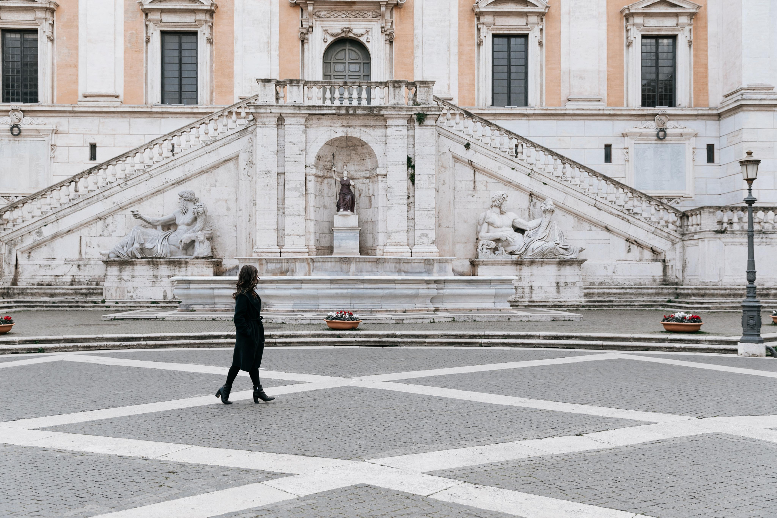 THREE COINS IN THE TREVI FOUNTAIN. Photographer in Rome