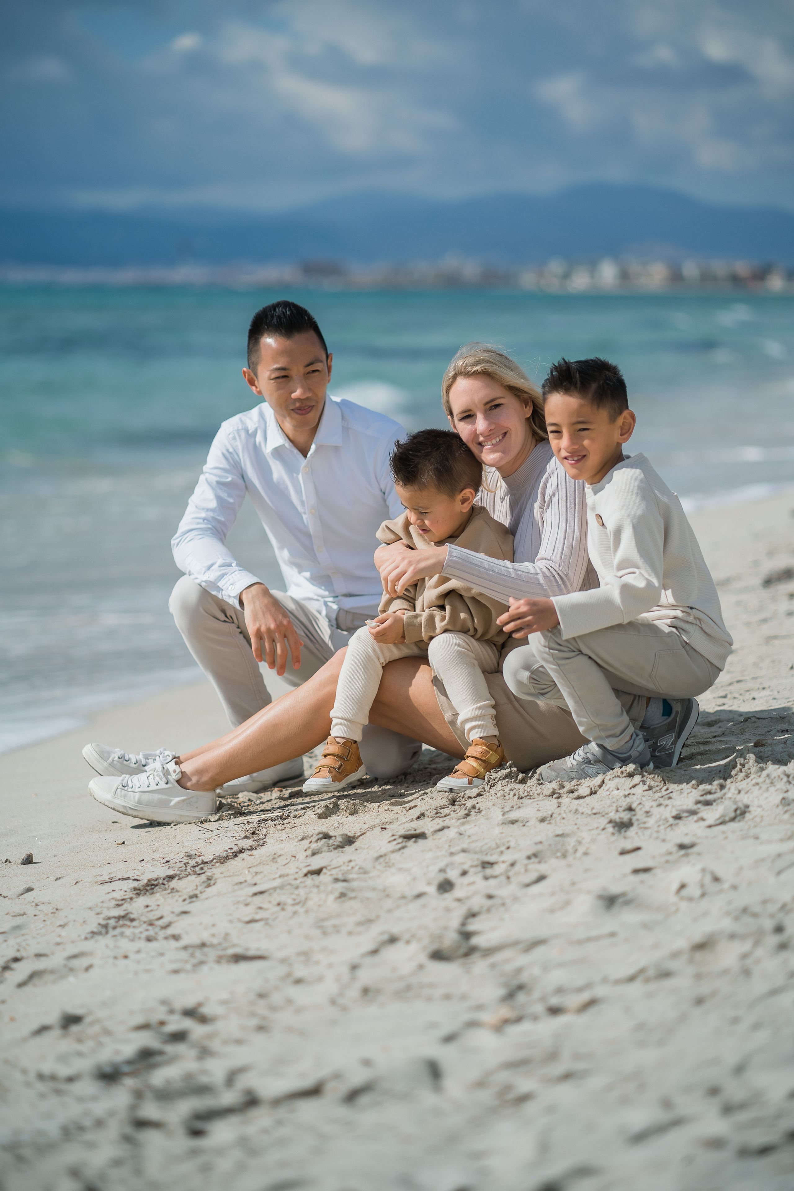 Eine glückliche Familie, die gemeinsam am Strand von Playa de Palma entspannt