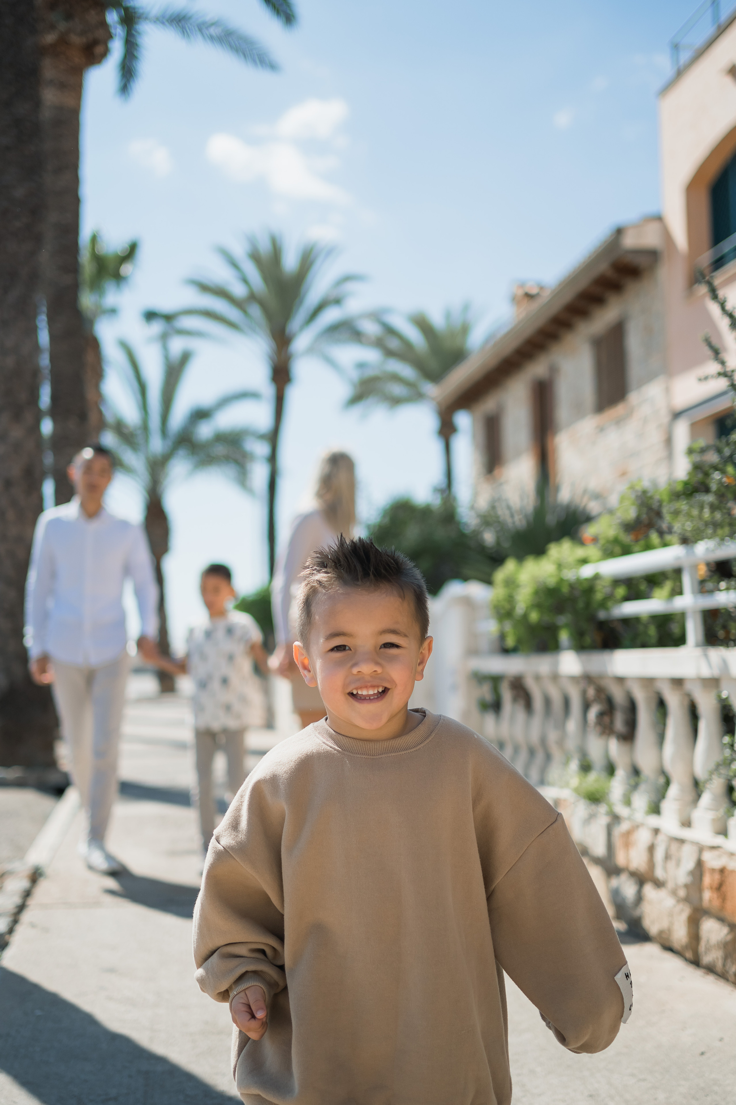 Ein kleiner Junge, der in Portixol auf Mallorca fröhlich läuft