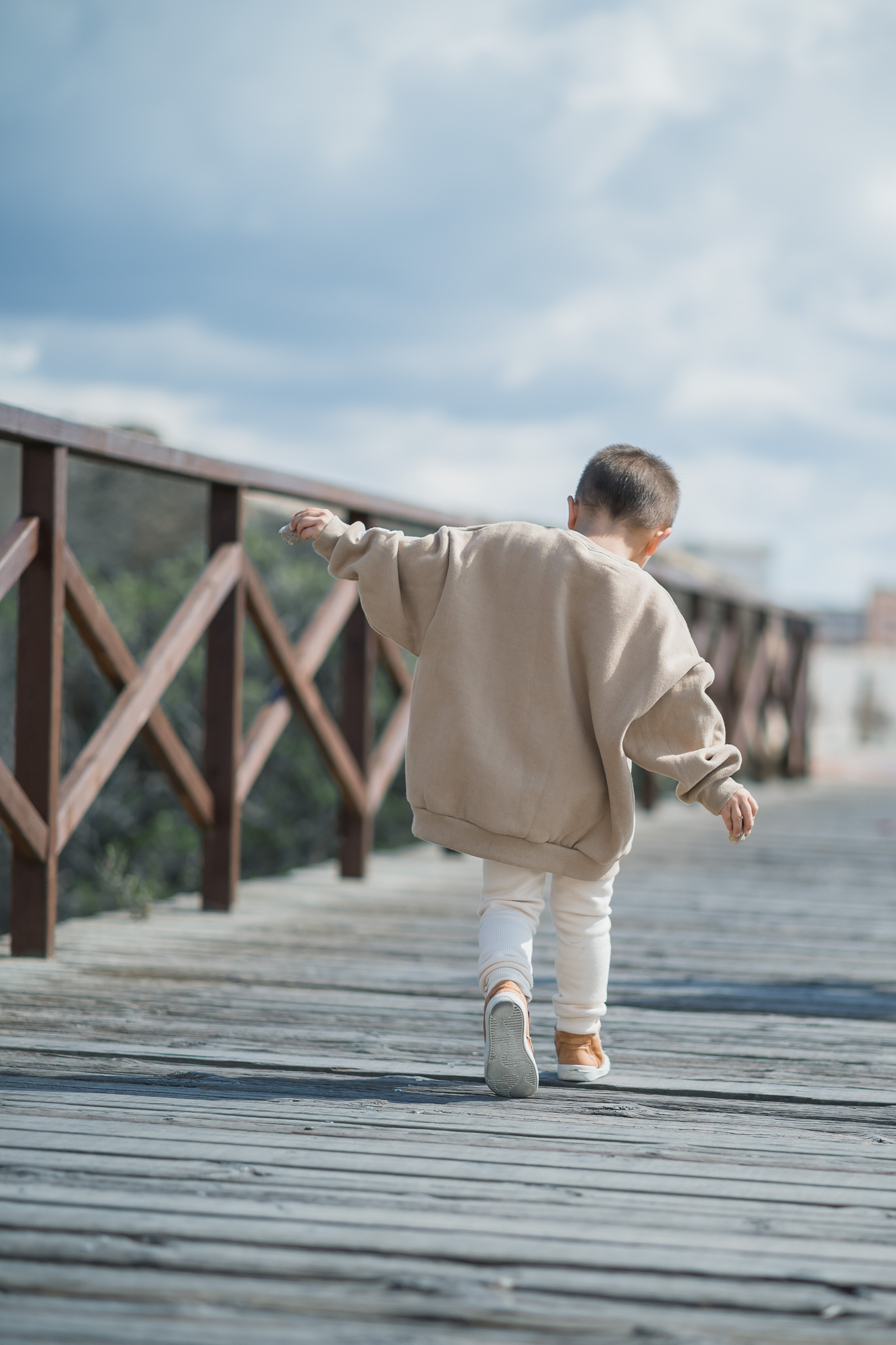 Ein kleines Kind, das fröhlich am Strand von Arenal spielt