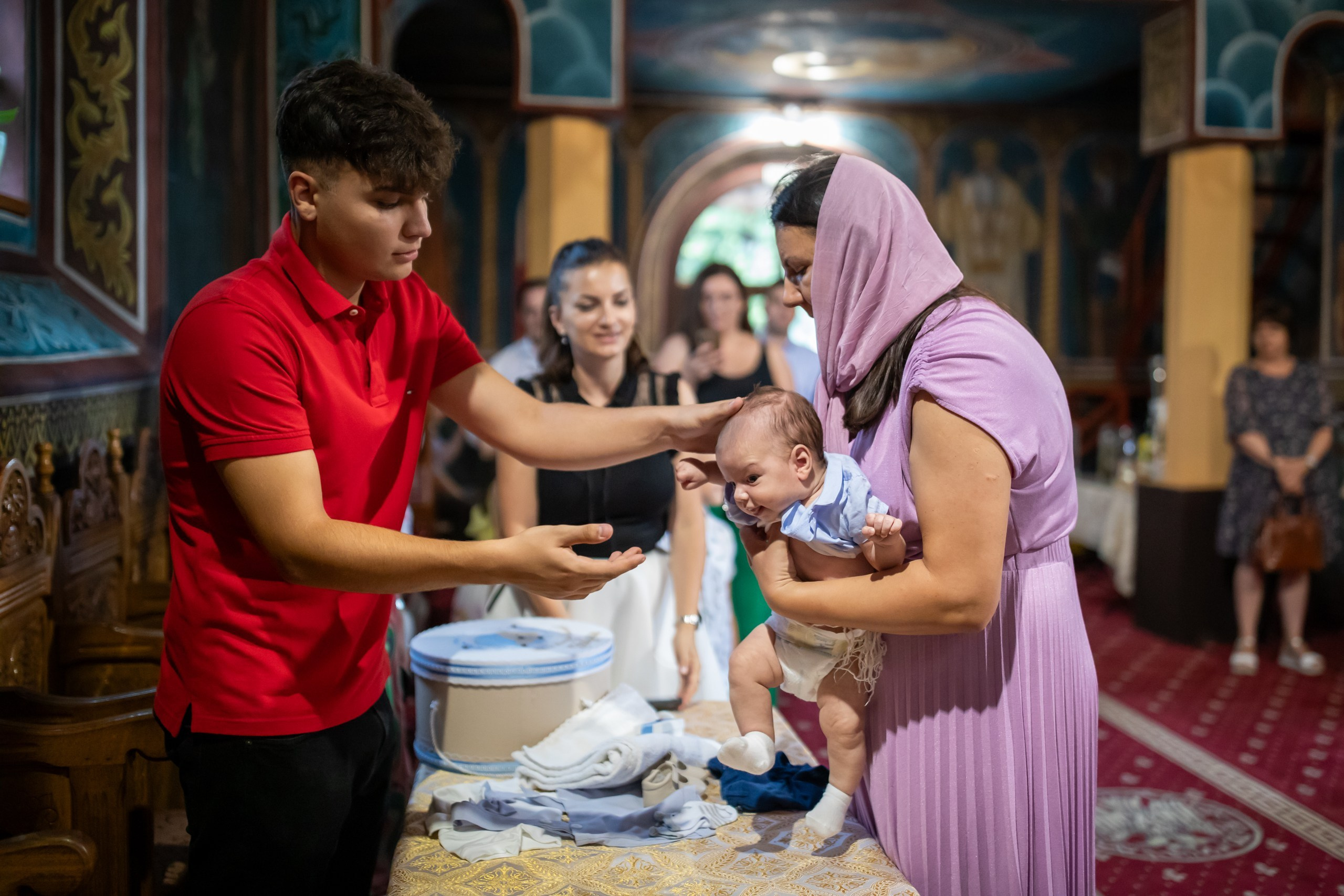 fotograf botez , fotografie botez Botoșani, fotograf Alin Chirilă, amintiri botez, fotografii botez, botez Miruna Parascheva, fotograf copii, fotografie botez în Botoșani-alt="botez , fotografie botez Alin Chirilă, amintiri botez, fotografii emoționante botez Botoșani"-- fotografii-botez-bebelus- amintiri-botez-micuț- moment-sfânt-crestinare- fotografie-emotionanta-botez- detalii-botez-bebelusi- parinti-fericiti-la-botez- fotograf-botez-profesionist- botez-in-biserica-ortodoxa- micuț-botezat-cu-emoție- zâmbete-și-lacrimi-la-botez- bebeluș-la-cristelniță- decor-botez-colorat- botez-cu-dragoste-și-credință- emotie-pura-la-botez- fotograf-botez-botosani- botez-iasi-suceava-fotograf- amintiri-nepretuite-botez-- Preotul ținându-l pe micuțul Mathias Gabriel la botez, în biserica Înălțarea Domnului, Copălău - Detalii de la botezul lui Mathias – lumânare, trusou și icoană - Familia lui Mathias Gabriel alături de micuț, în ziua botezului - Portret emoționant cu mama și bebelușul în brațe, în biserică,fotograf profesionist evenimente Botoșani, Iași, Suceava, Fălticeni, Bacău, Pașcani, Roman - AlinoFotoStudio by Alin Chirilă - servicii foto nuntă, botez, cununie, ședințe foto creative, albume personalizate, fotografii emoționante și calitative pentru cele mai importante momente din viață,fotograf nuntă Botoșani Alin Chirilă, ședință foto botez Iași - AlinoFotoStudio, servicii fotograf profesionist evenimente Suceava, fotograf cununie civilă Fălticeni - Alin Chirilă, album foto nuntă personalizat Bacău.“Bebeluș botezat în biserică, ținut în brațe de nași” • “Detaliu cu lumânarea de botez decorată cu flori albe” • “Părinți emoționați alături de copilul lor la ceremonia de botez” • “Masa festivă de botez cu decor tematic și tort personalizat” • “Momentul în care preotul toarnă apă sfințită pe fruntea bebelușului” “Bebeluș în rochie albă de botez, zâmbind în brațele mamei” • “Detaliu cu cruciulița de botez așezată pe o pernă de satin” • “Părinți și nași aprinzând lumânările în timpul ceremoniei de botez” • “Tort de botez decorat cu figurine tematice și numele copilului” • “Copil botezat dormind liniștit în pătuțul decorat festiv” • “Momentul în care preotul binecuvântează copilul în fața altarului” • “Invitați adunându-se în jurul mesei festive la petrecerea de botez” • “Bebeluș ținând în mână o jucărie personalizată primită la botez” • “Familie fericită pozând împreună după ceremonia de botez” • “Decor tematic cu baloane și flori la locația petrecerii de botez” fotograf Botoșani fotograf evenimente fotograf botez Alin Chirila fotograf alinofotostudio.fotograf botez Amelis Maria, fotografie botez Botoșani, fotograf Alin Chirilă, amintiri botez, fotografii botez, botez Amelis Maria, fotograf copii, fotografie botez în Botoșani,