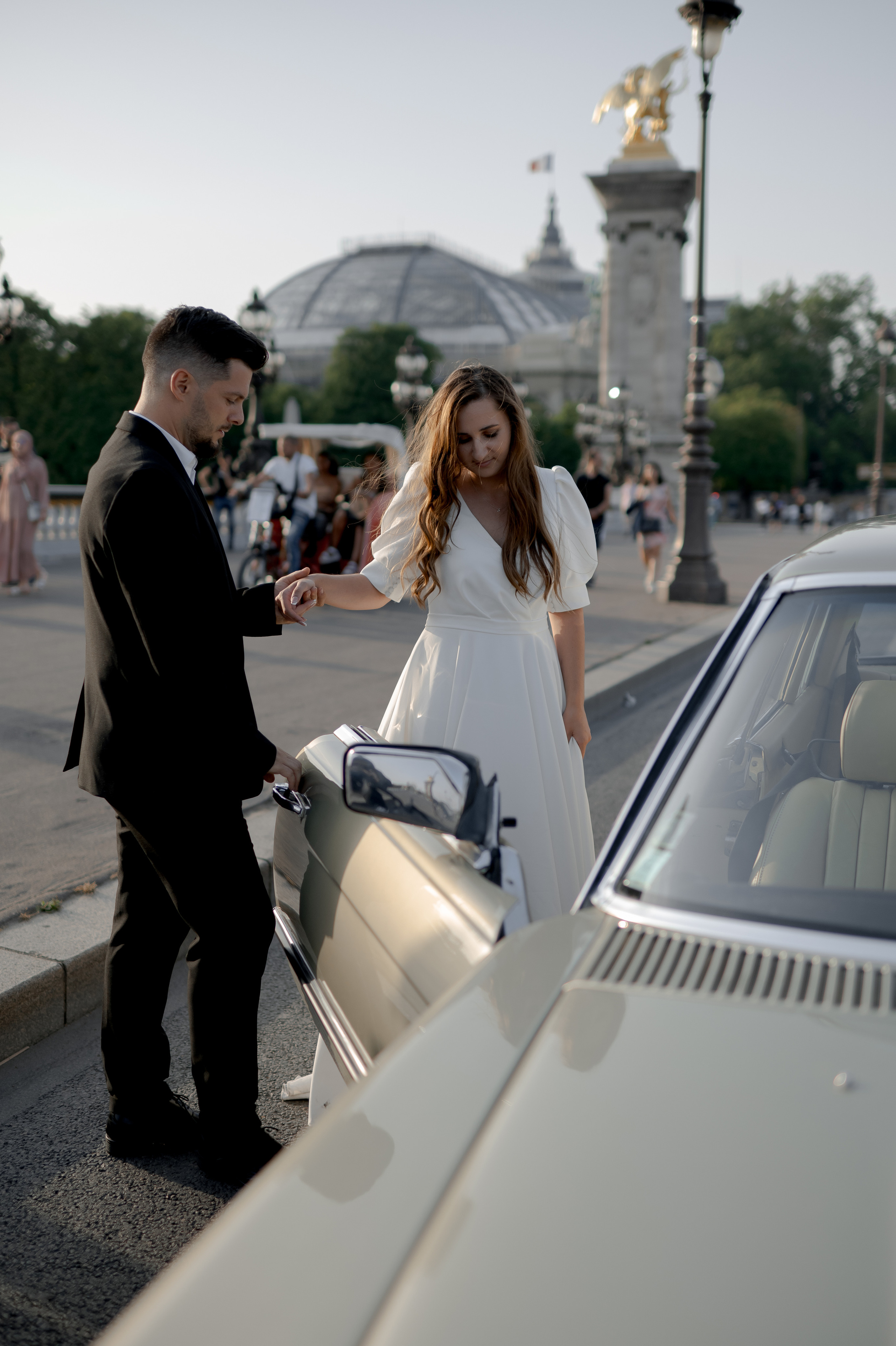 Dreamlike wedding on the Seine in Paris, featuring an ASOS wedding dress. Budget-conscious Paris wedding with a low-cost photographer. Destination wedding in Paris.