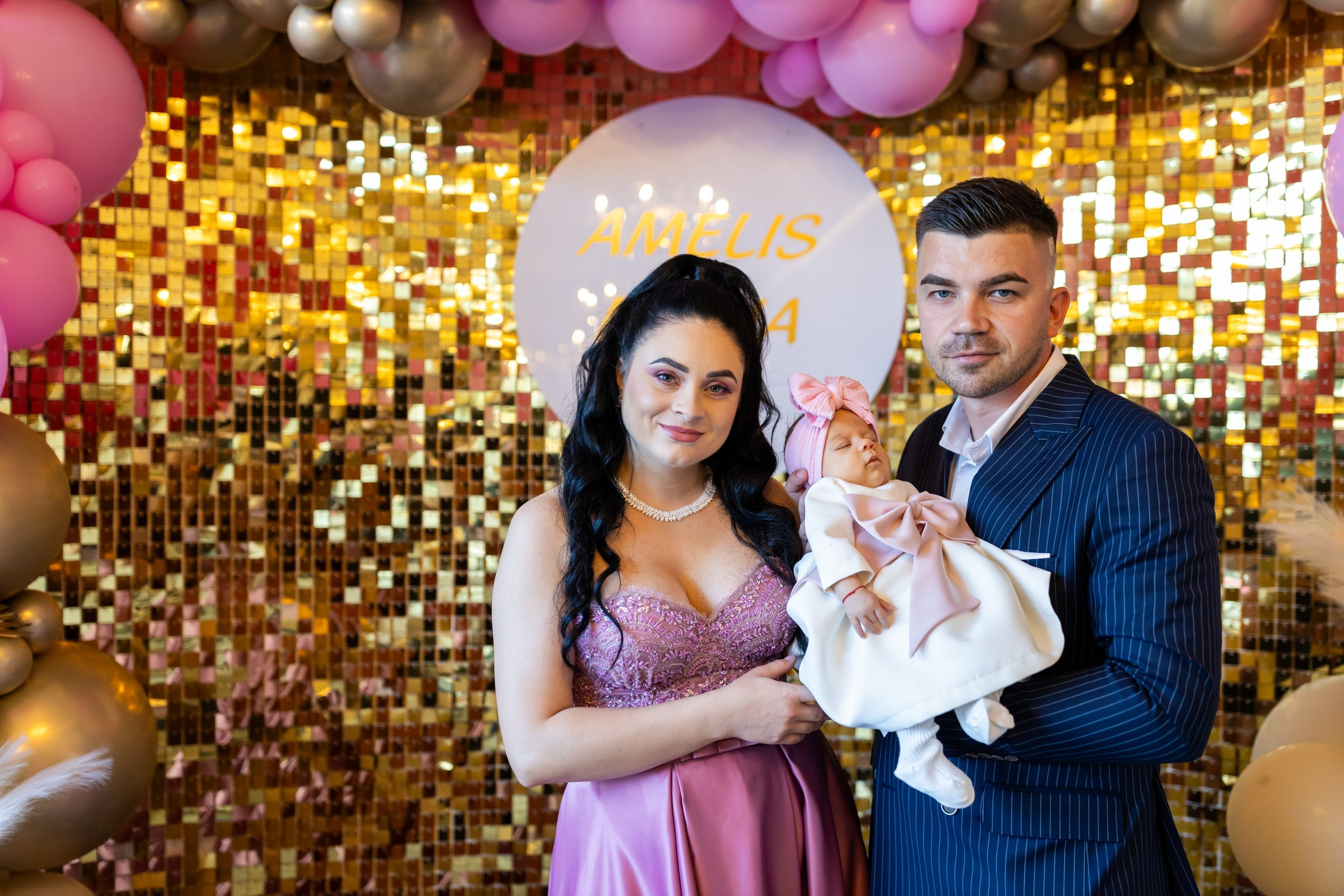 “Bebeluș botezat în biserică, ținut în brațe de nași” • “Detaliu cu lumânarea de botez decorată cu flori albe” • “Părinți emoționați alături de copilul lor la ceremonia de botez” • “Masa festivă de botez cu decor tematic și tort personalizat” • “Momentul în care preotul toarnă apă sfințită pe fruntea bebelușului” “Bebeluș în rochie albă de botez, zâmbind în brațele mamei” • “Detaliu cu cruciulița de botez așezată pe o pernă de satin” • “Părinți și nași aprinzând lumânările în timpul ceremoniei de botez” • “Tort de botez decorat cu figurine tematice și numele copilului” • “Copil botezat dormind liniștit în pătuțul decorat festiv” • “Momentul în care preotul binecuvântează copilul în fața altarului” • “Invitați adunându-se în jurul mesei festive la petrecerea de botez” • “Bebeluș ținând în mână o jucărie personalizată primită la botez” • “Familie fericită pozând împreună după ceremonia de botez” • “Decor tematic cu baloane și flori la locația petrecerii de botez” fotograf Botoșani fotograf evenimente fotograf botez Alin Chirila fotograf alinofotostudio,- Preotul ținându-l pe micuțul Mathias Gabriel la botez, în biserica Înălțarea Domnului, Copălău - Detalii de la botezul lui Mathias – lumânare, trusou și icoană - Familia lui Mathias Gabriel alături de micuț, în ziua botezului - Portret emoționant cu mama și bebelușul în brațe, în biserică,fotograf profesionist evenimente Botoșani, Iași, Suceava, Fălticeni, Bacău, Pașcani, Roman - AlinoFotoStudio by Alin Chirilă - servicii foto nuntă, botez, cununie, ședințe foto creative, albume personalizate, fotografii emoționante și calitative pentru cele mai importante momente din viață,fotograf nuntă Botoșani Alin Chirilă, ședință foto botez Iași - AlinoFotoStudio, servicii fotograf profesionist evenimente Suceava, fotograf cununie civilă Fălticeni - Alin Chirilă, album foto nuntă personalizat Bacău.“Bebeluș botezat în biserică, ținut în brațe de nași” • “Detaliu cu lumânarea de botez decorată cu flori albe” • “Părinți emoționați alături de copilul lor la ceremonia de botez” • “Masa festivă de botez cu decor tematic și tort personalizat” • “Momentul în care preotul toarnă apă sfințită pe fruntea bebelușului” “Bebeluș în rochie albă de botez, zâmbind în brațele mamei” • “Detaliu cu cruciulița de botez așezată pe o pernă de satin” • “Părinți și nași aprinzând lumânările în timpul ceremoniei de botez” • “Tort de botez decorat cu figurine tematice și numele copilului” • “Copil botezat dormind liniștit în pătuțul decorat festiv” • “Momentul în care preotul binecuvântează copilul în fața altarului” • “Invitați adunându-se în jurul mesei festive la petrecerea de botez” • “Bebeluș ținând în mână o jucărie personalizată primită la botez” • “Familie fericită pozând împreună după ceremonia de botez” • “Decor tematic cu baloane și flori la locația petrecerii de botez” fotograf Botoșani fotograf evenimente fotograf botez Alin Chirila fotograf alinofotostudio.fotograf botez Amelis Maria, fotografie botez Botoșani, fotograf Alin Chirilă, amintiri botez, fotografii botez, botez Amelis Maria, fotograf copii, fotografie botez în Botoșani,