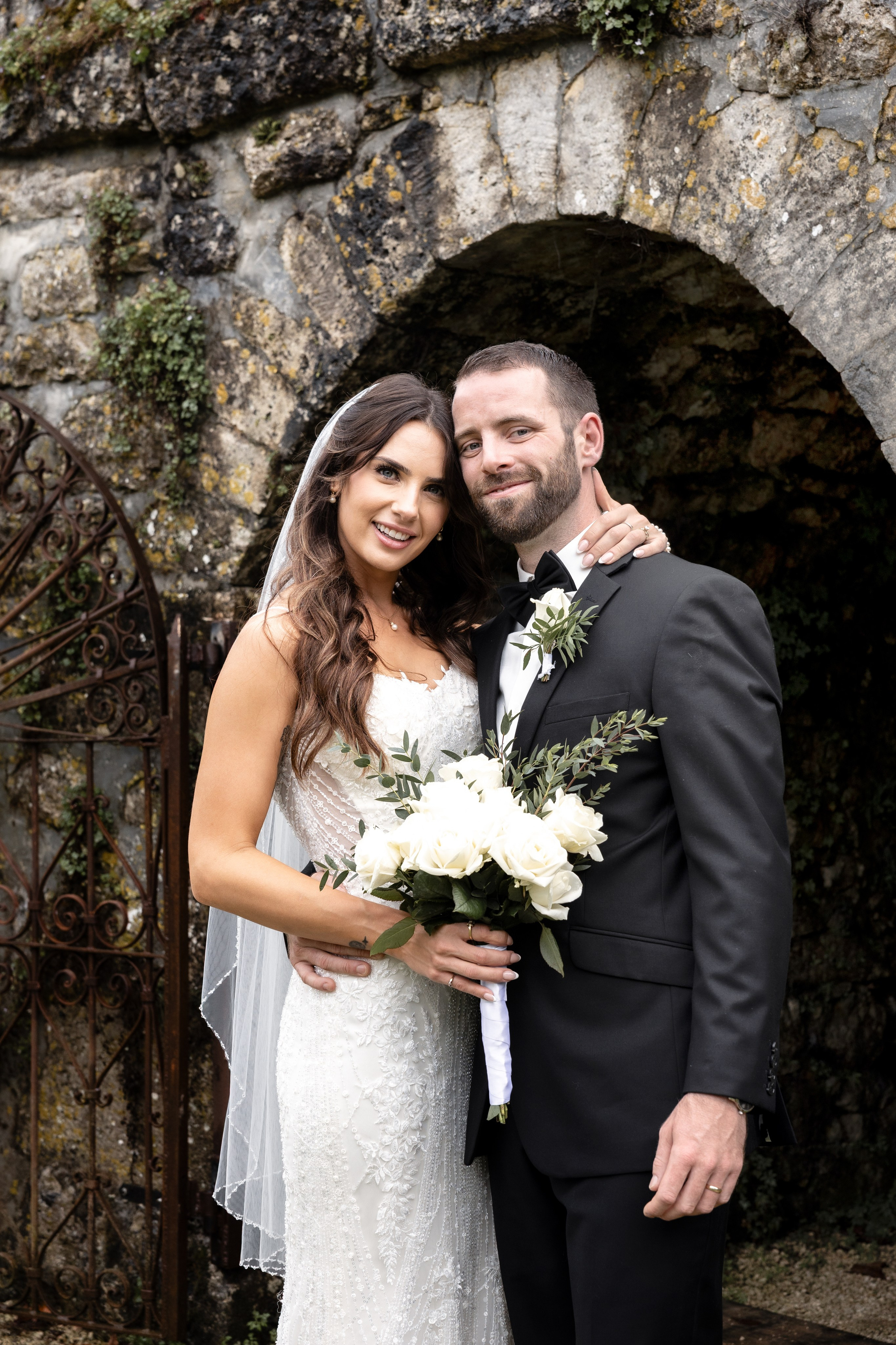 A romantic rainy-day wedding at Château Lagut. Eugenie Smirnova — wedding, corporate and lifestyle photographer in Toulouse and Southwest France