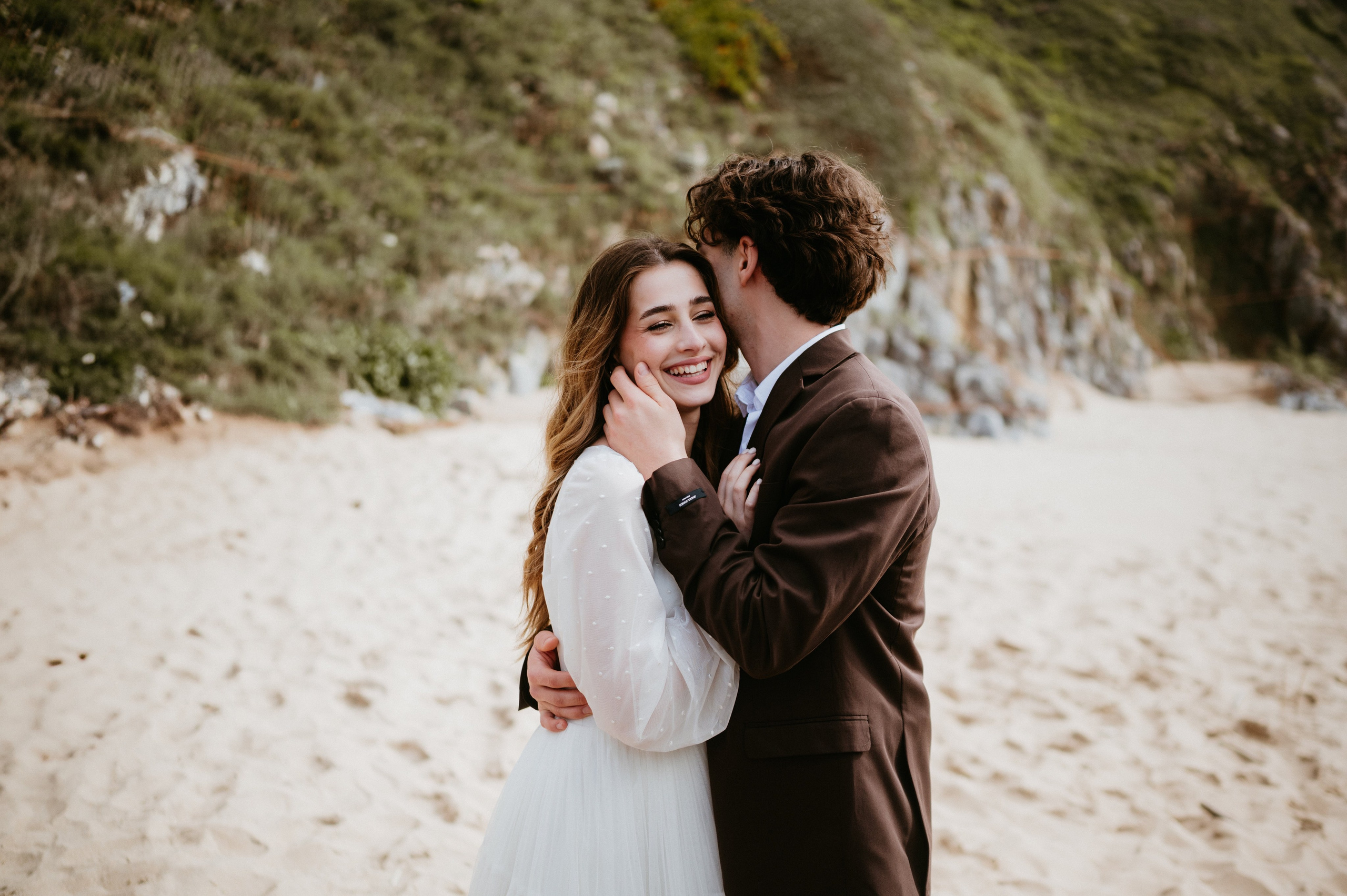Ședință foto de nuntă pe plaja Adraga – emoție la malul oceanului Atlantic. Valentin Melen — wedding photographer