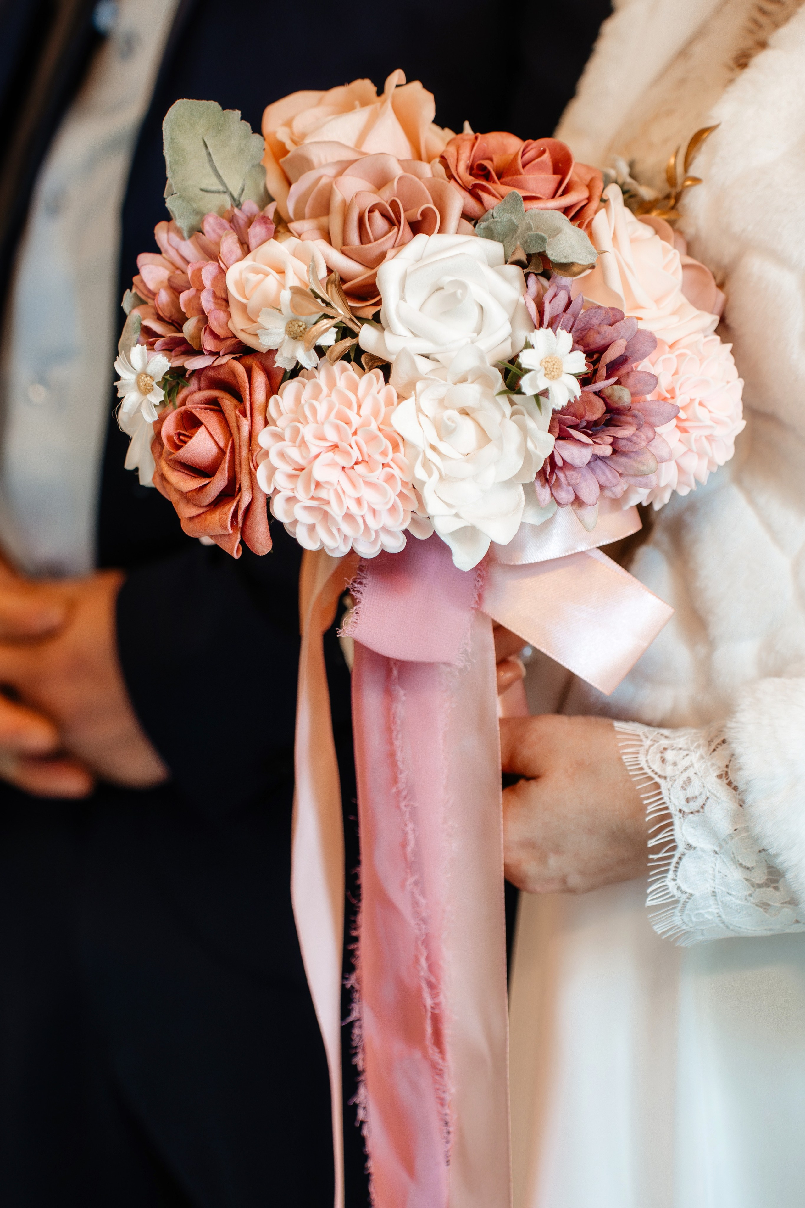 Mihaela si Stefan ies fericiti din Registry Office Portsmouth, inconjurati de cei dragi.