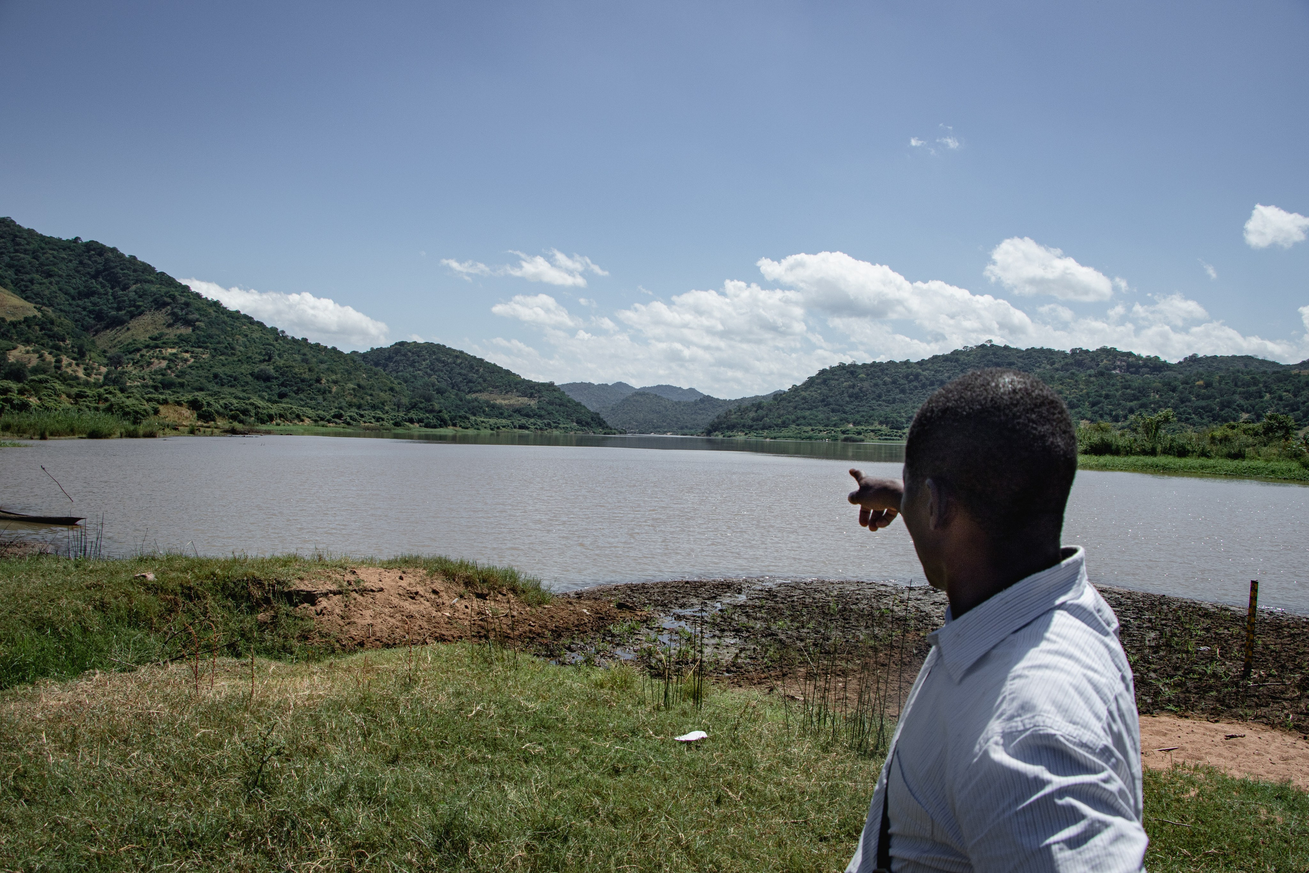 Latifo, membre de l’organisation Justiça Ambiental, désigne l’endroit précis où le projet du méga barrage de Mphanda Nkuwa devrait voir le jour. Entre les deux collines au loin, les autorités prévoient d’ériger l’ouvrage, modifiant à jamais le cours du Zambèze et la vie des communautés riveraines. À Chacocoma, comme ailleurs, Justiça Ambiental et le CCFD œuvre pour alerter, informer et mobiliser les populations face aux conséquences humaines, sociales et environnementales d’un projet encore trop peu débattu publiquement.