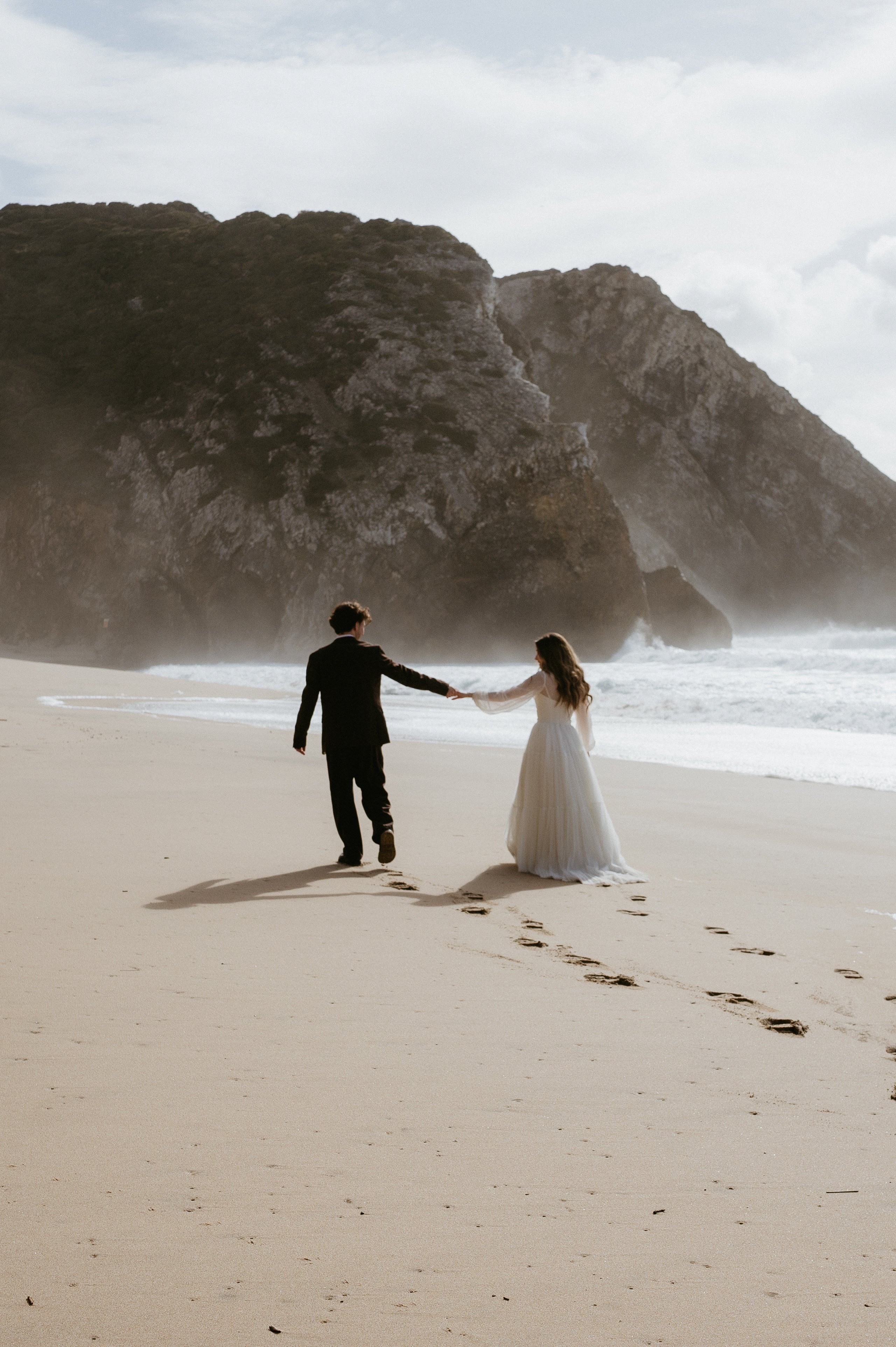 Ședință foto de nuntă pe plaja Adraga – emoție la malul oceanului Atlantic. Valentin Melen — wedding photographer