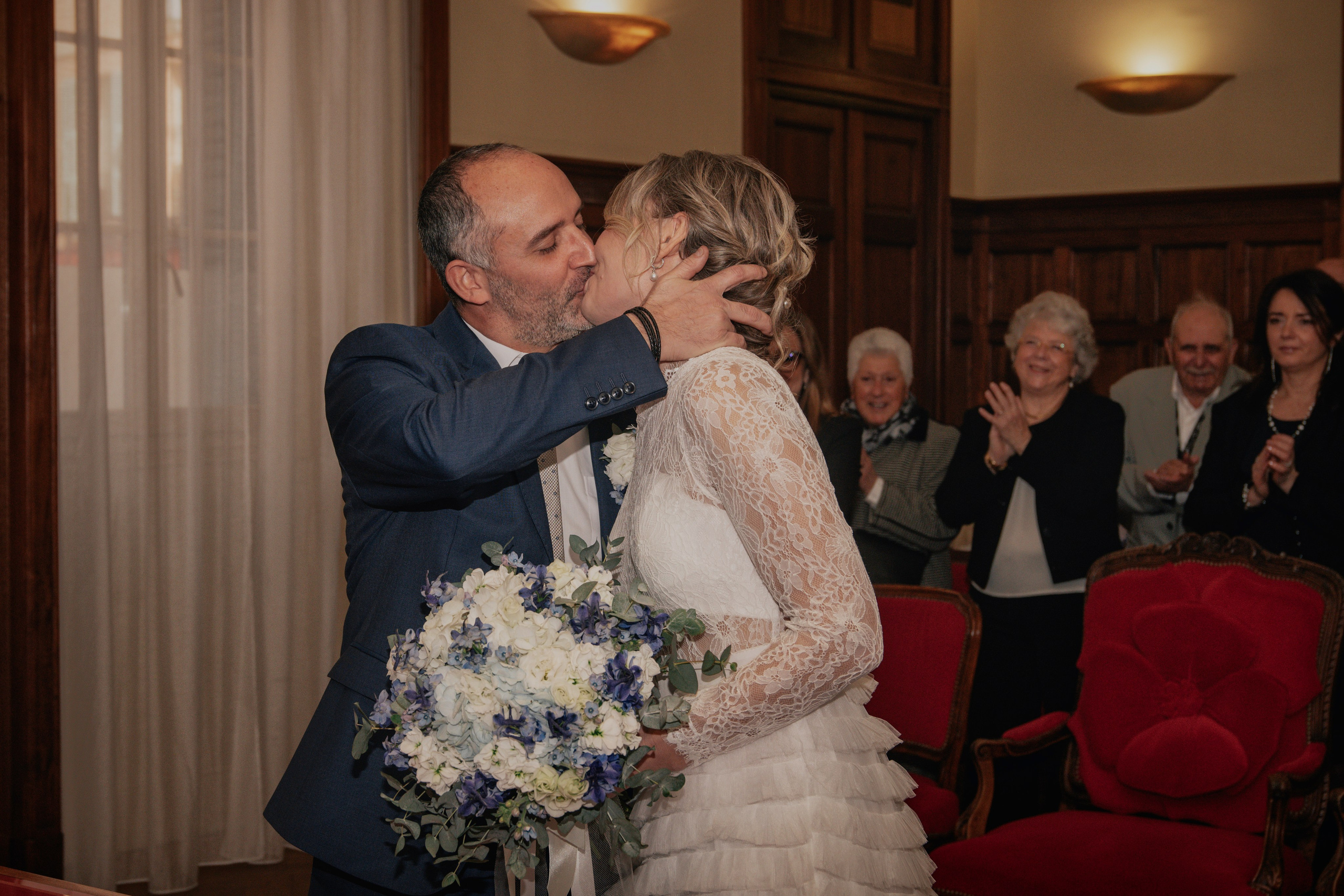 Первый поцелуй молодожёнов после росписи в ЗАГСе.