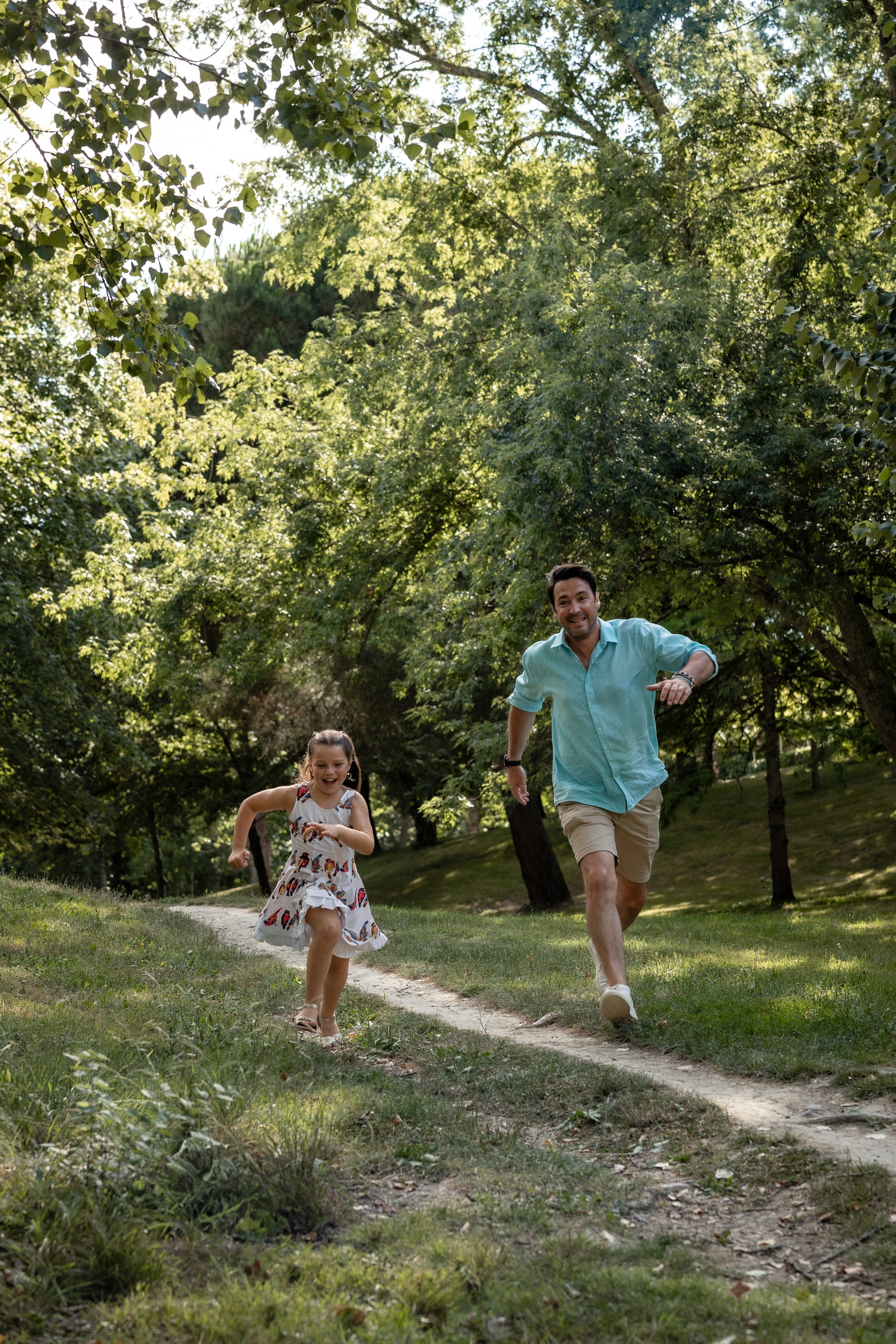 Family photoshoot in Parc du Cabirol, Colomiers. Eugenie Smirnova — wedding, corporate and lifestyle photographer in Toulouse and Southwest France