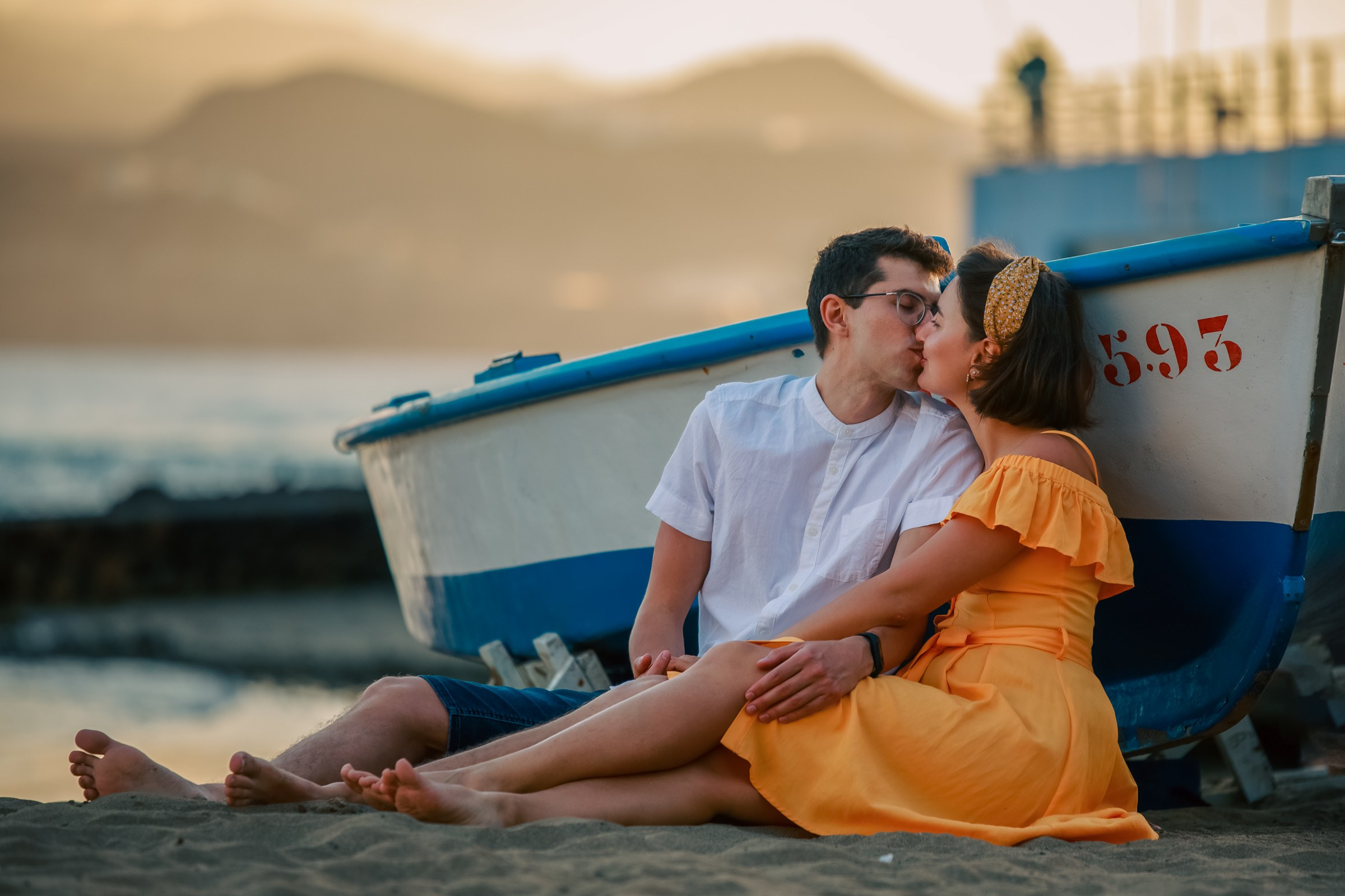 Las Palmas Photo Kuvaa pari suudelmaa rannalla veneen vieressä. Las Canterasin ranta