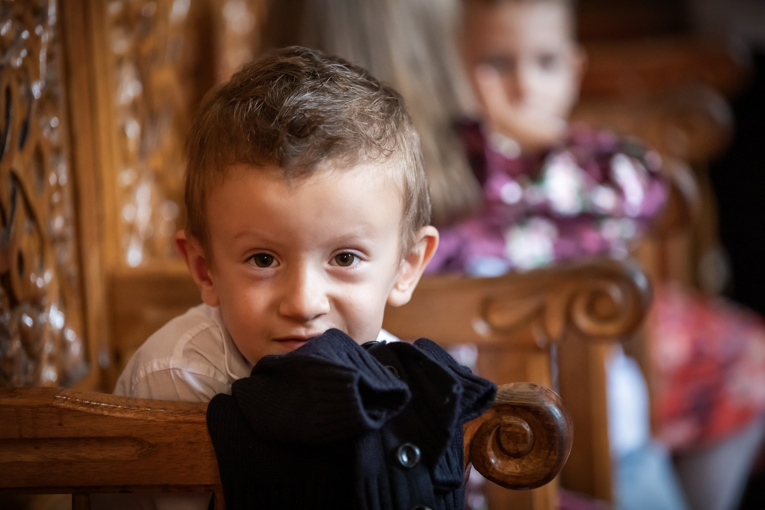 fotograf botez , fotografie botez Botoșani, fotograf Alin Chirilă, amintiri botez, fotografii botez, botez Miruna Parascheva, fotograf copii, fotografie botez în Botoșani-alt="botez , fotografie botez Alin Chirilă, amintiri botez, fotografii emoționante botez Botoșani"-- fotografii-botez-bebelus- amintiri-botez-micuț- moment-sfânt-crestinare- fotografie-emotionanta-botez- detalii-botez-bebelusi- parinti-fericiti-la-botez- fotograf-botez-profesionist- botez-in-biserica-ortodoxa- micuț-botezat-cu-emoție- zâmbete-și-lacrimi-la-botez- bebeluș-la-cristelniță- decor-botez-colorat- botez-cu-dragoste-și-credință- emotie-pura-la-botez- fotograf-botez-botosani- botez-iasi-suceava-fotograf- amintiri-nepretuite-botez-- Preotul ținându-l pe micuțul Mathias Gabriel la botez, în biserica Înălțarea Domnului, Copălău - Detalii de la botezul lui Mathias – lumânare, trusou și icoană - Familia lui Mathias Gabriel alături de micuț, în ziua botezului - Portret emoționant cu mama și bebelușul în brațe, în biserică,fotograf profesionist evenimente Botoșani, Iași, Suceava, Fălticeni, Bacău, Pașcani, Roman - AlinoFotoStudio by Alin Chirilă - servicii foto nuntă, botez, cununie, ședințe foto creative, albume personalizate, fotografii emoționante și calitative pentru cele mai importante momente din viață,fotograf nuntă Botoșani Alin Chirilă, ședință foto botez Iași - AlinoFotoStudio, servicii fotograf profesionist evenimente Suceava, fotograf cununie civilă Fălticeni - Alin Chirilă, album foto nuntă personalizat Bacău.“Bebeluș botezat în biserică, ținut în brațe de nași” • “Detaliu cu lumânarea de botez decorată cu flori albe” • “Părinți emoționați alături de copilul lor la ceremonia de botez” • “Masa festivă de botez cu decor tematic și tort personalizat” • “Momentul în care preotul toarnă apă sfințită pe fruntea bebelușului” “Bebeluș în rochie albă de botez, zâmbind în brațele mamei” • “Detaliu cu cruciulița de botez așezată pe o pernă de satin” • “Părinți și nași aprinzând lumânările în timpul ceremoniei de botez” • “Tort de botez decorat cu figurine tematice și numele copilului” • “Copil botezat dormind liniștit în pătuțul decorat festiv” • “Momentul în care preotul binecuvântează copilul în fața altarului” • “Invitați adunându-se în jurul mesei festive la petrecerea de botez” • “Bebeluș ținând în mână o jucărie personalizată primită la botez” • “Familie fericită pozând împreună după ceremonia de botez” • “Decor tematic cu baloane și flori la locația petrecerii de botez” fotograf Botoșani fotograf evenimente fotograf botez Alin Chirila fotograf alinofotostudio.fotograf botez Amelis Maria, fotografie botez Botoșani, fotograf Alin Chirilă, amintiri botez, fotografii botez, botez Amelis Maria, fotograf copii, fotografie botez în Botoșani,