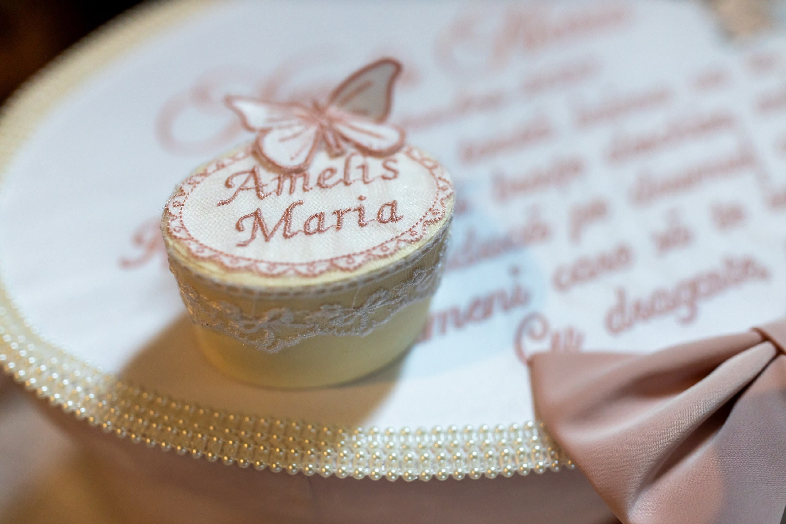 “Bebeluș botezat în biserică, ținut în brațe de nași” • “Detaliu cu lumânarea de botez decorată cu flori albe” • “Părinți emoționați alături de copilul lor la ceremonia de botez” • “Masa festivă de botez cu decor tematic și tort personalizat” • “Momentul în care preotul toarnă apă sfințită pe fruntea bebelușului” “Bebeluș în rochie albă de botez, zâmbind în brațele mamei” • “Detaliu cu cruciulița de botez așezată pe o pernă de satin” • “Părinți și nași aprinzând lumânările în timpul ceremoniei de botez” • “Tort de botez decorat cu figurine tematice și numele copilului” • “Copil botezat dormind liniștit în pătuțul decorat festiv” • “Momentul în care preotul binecuvântează copilul în fața altarului” • “Invitați adunându-se în jurul mesei festive la petrecerea de botez” • “Bebeluș ținând în mână o jucărie personalizată primită la botez” • “Familie fericită pozând împreună după ceremonia de botez” • “Decor tematic cu baloane și flori la locația petrecerii de botez” fotograf Botoșani fotograf evenimente fotograf botez Alin Chirila fotograf alinofotostudio,- Preotul ținându-l pe micuțul Mathias Gabriel la botez, în biserica Înălțarea Domnului, Copălău - Detalii de la botezul lui Mathias – lumânare, trusou și icoană - Familia lui Mathias Gabriel alături de micuț, în ziua botezului - Portret emoționant cu mama și bebelușul în brațe, în biserică,fotograf profesionist evenimente Botoșani, Iași, Suceava, Fălticeni, Bacău, Pașcani, Roman - AlinoFotoStudio by Alin Chirilă - servicii foto nuntă, botez, cununie, ședințe foto creative, albume personalizate, fotografii emoționante și calitative pentru cele mai importante momente din viață,fotograf nuntă Botoșani Alin Chirilă, ședință foto botez Iași - AlinoFotoStudio, servicii fotograf profesionist evenimente Suceava, fotograf cununie civilă Fălticeni - Alin Chirilă, album foto nuntă personalizat Bacău.“Bebeluș botezat în biserică, ținut în brațe de nași” • “Detaliu cu lumânarea de botez decorată cu flori albe” • “Părinți emoționați alături de copilul lor la ceremonia de botez” • “Masa festivă de botez cu decor tematic și tort personalizat” • “Momentul în care preotul toarnă apă sfințită pe fruntea bebelușului” “Bebeluș în rochie albă de botez, zâmbind în brațele mamei” • “Detaliu cu cruciulița de botez așezată pe o pernă de satin” • “Părinți și nași aprinzând lumânările în timpul ceremoniei de botez” • “Tort de botez decorat cu figurine tematice și numele copilului” • “Copil botezat dormind liniștit în pătuțul decorat festiv” • “Momentul în care preotul binecuvântează copilul în fața altarului” • “Invitați adunându-se în jurul mesei festive la petrecerea de botez” • “Bebeluș ținând în mână o jucărie personalizată primită la botez” • “Familie fericită pozând împreună după ceremonia de botez” • “Decor tematic cu baloane și flori la locația petrecerii de botez” fotograf Botoșani fotograf evenimente fotograf botez Alin Chirila fotograf alinofotostudio.fotograf botez Amelis Maria, fotografie botez Botoșani, fotograf Alin Chirilă, amintiri botez, fotografii botez, botez Amelis Maria, fotograf copii, fotografie botez în Botoșani,