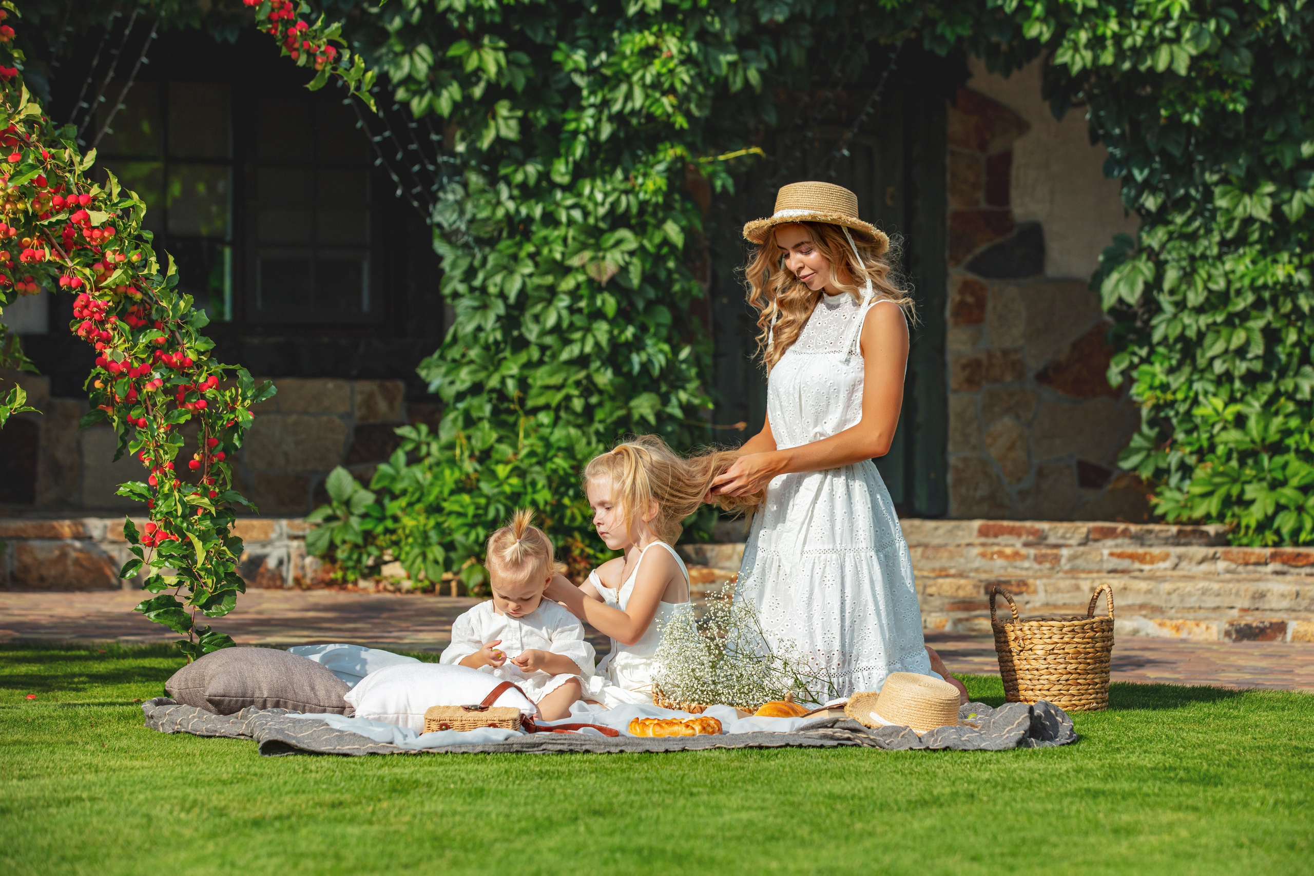 Séance photo de famille avec maman et enfants lors d’un pique-nique d’été dans le jardin