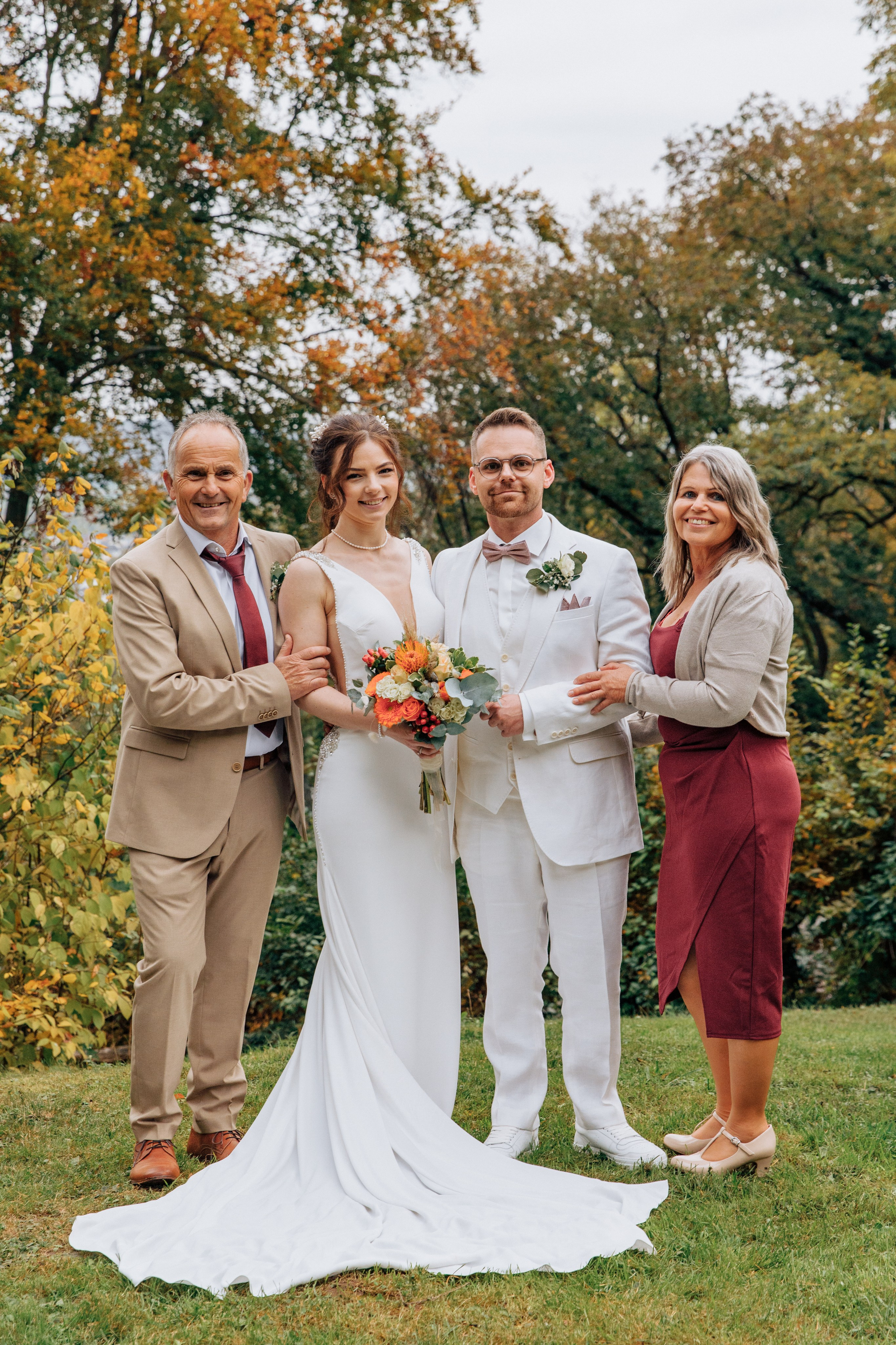 Familienhochzeitsfoto des Brautpaares.