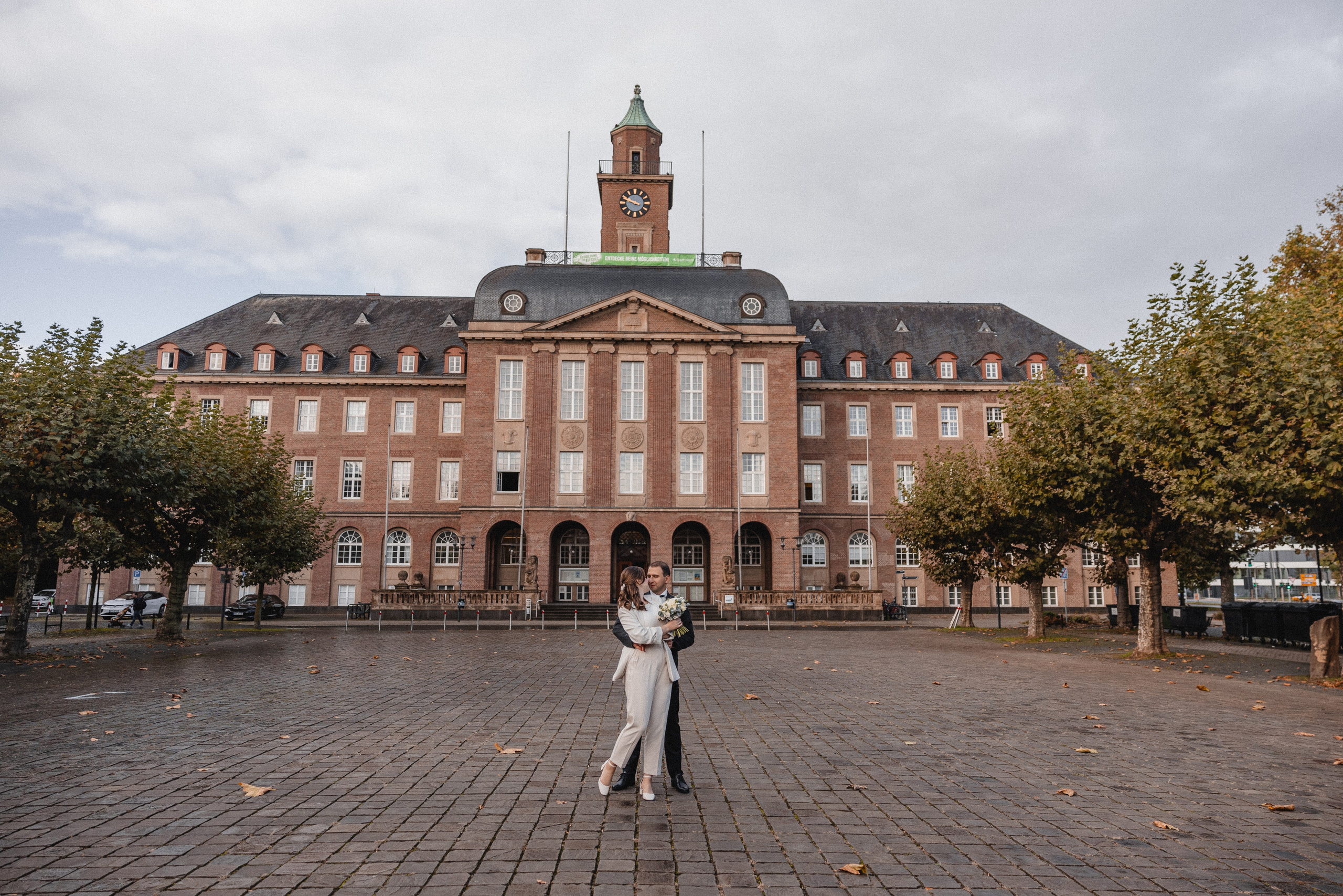 Hochzeitsfotograf NRW – Romantische & natürliche Hochzeitsfotografie in Bochum, Düsseldorf, Köln & ganz Nordrhein-Westfalen. Standesamtliche Hochzeit im Rathaus Herne – Hochzeitsfotograf für elegante Hochzeitsbilder.