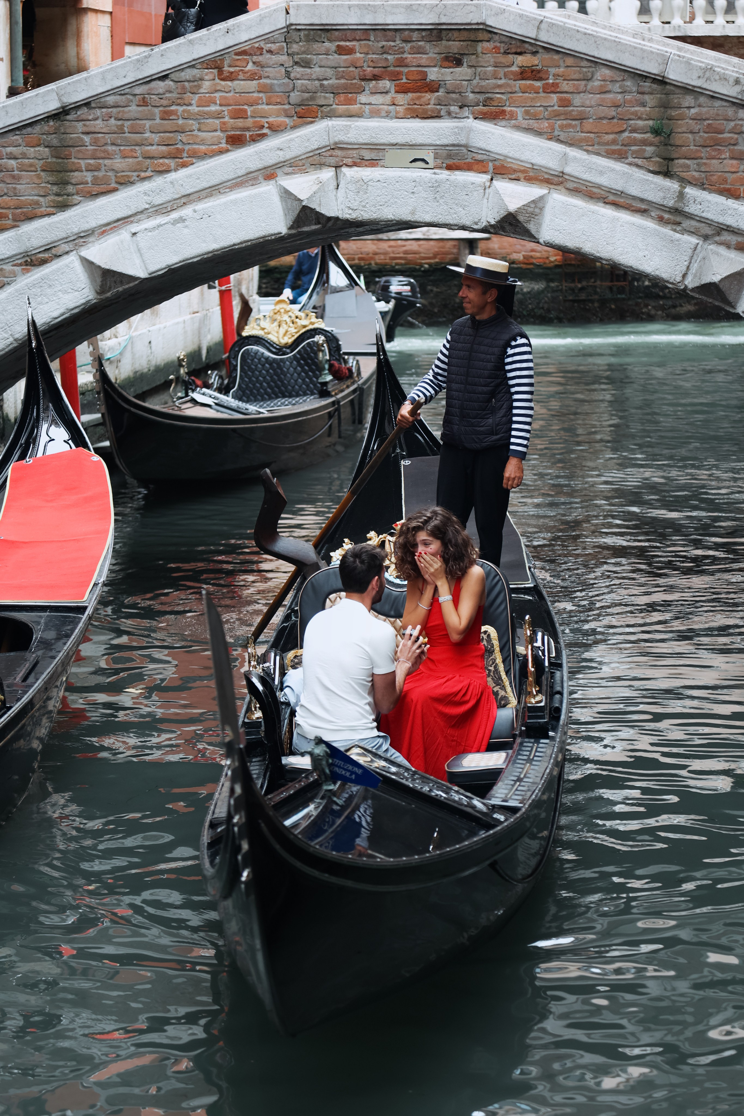 Surprise proposal on a Gondola Ride, Lola & Andy. Photographer in Venice, Viktoria Antonova