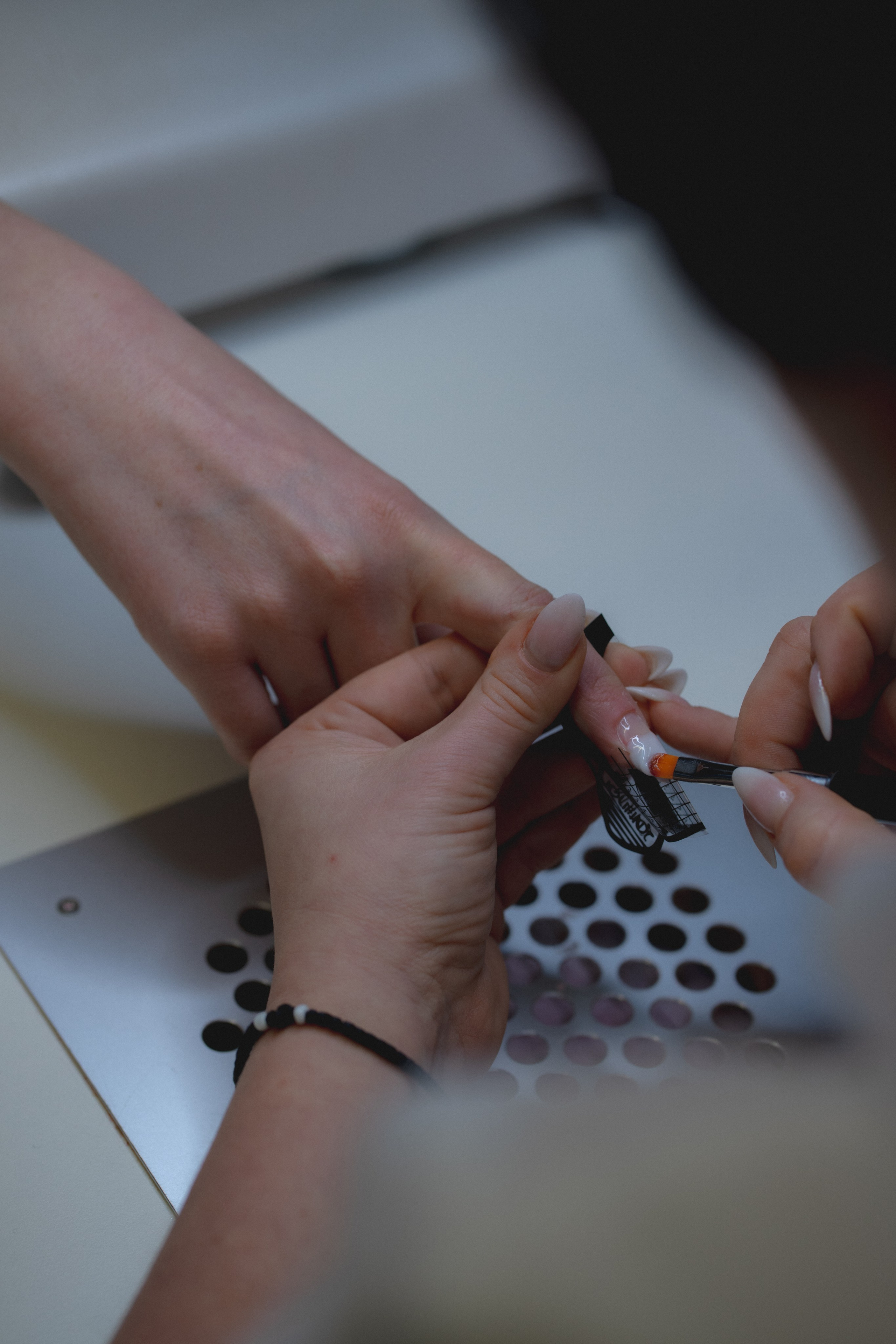 Professionelle Nagelmodellierungs-Schulungen in Stuttgart Gel-Lack-System & Maniküre-Kurse | Beauty Academy Stuttgart Kombi-Maniküre & Pedik. Beauty Studio Perfekto