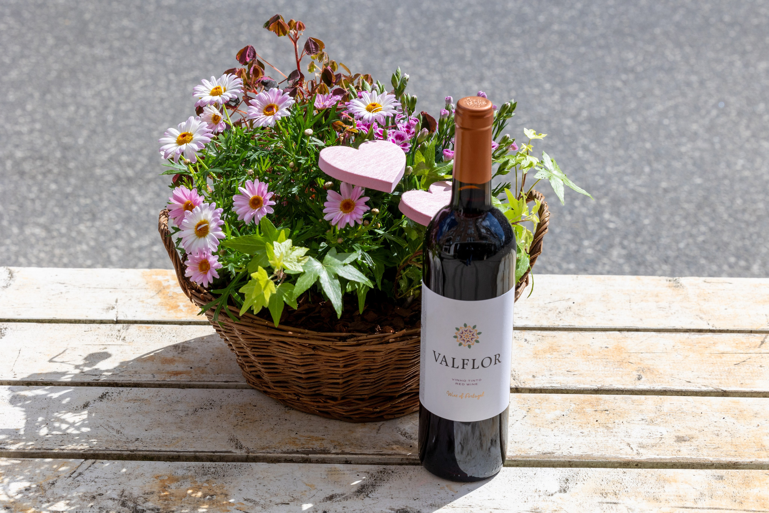 Send en smuk hilsen i skønne lyserøde nuancer, samt en dejlig frisk og afbalanceret rødvin. Det er en letdrikkelig rødvin med klar og mørk rubinrød farve, delikat duft af modne røde frugter, frisk og samtidig fyldig frugtsmag, god syre, bløde tanniner samt en lang og silkeblød eftersmag. Planterne i sammenplantningen kan variere alt efter sortimentet.